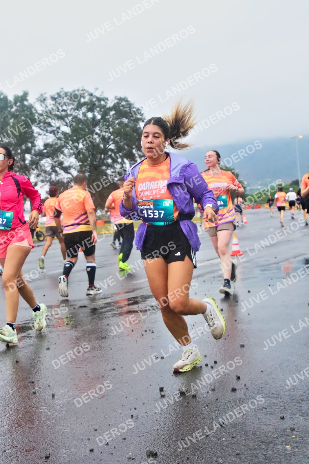 Foto de la CARRERA OMNILIFE GUADALAJARA en Estadio Akron, Zapopan a las 07:47 · dorsal 1537, 27, 84