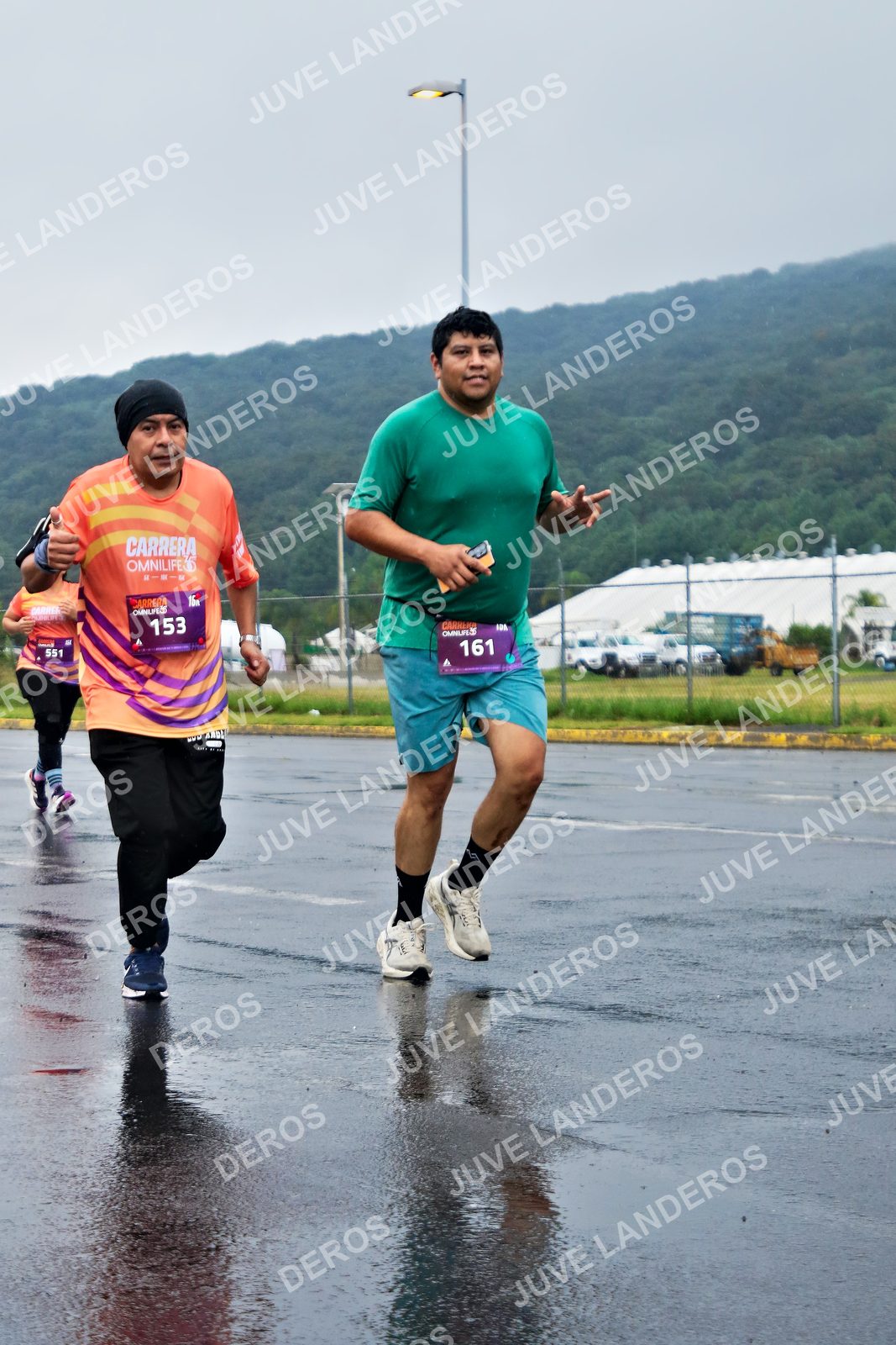 Foto de la CARRERA OMNILIFE GUADALAJARA en Estadio Akron, Zapopan a las 08:12 · dorsal 161, 551, 153