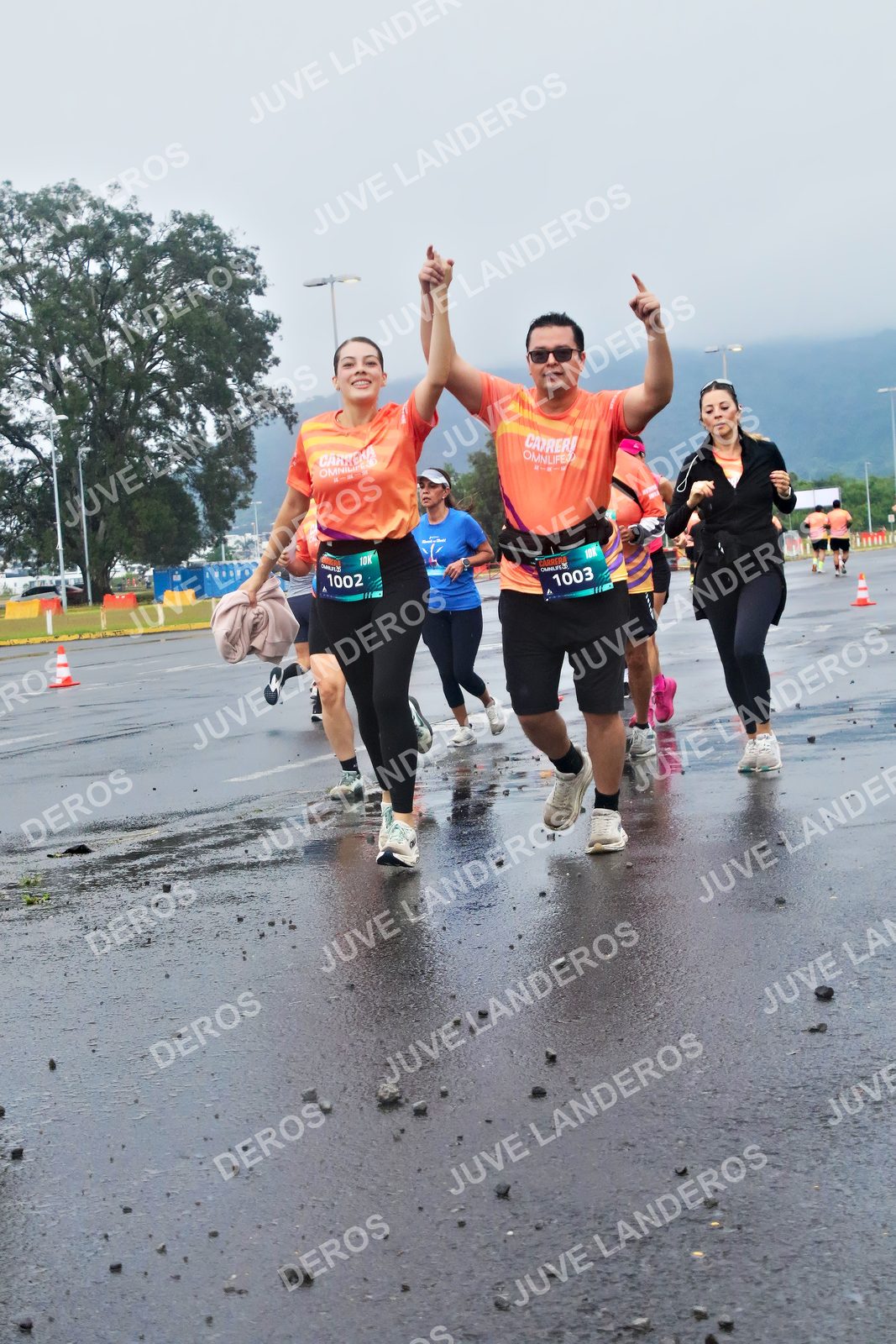 Foto de la CARRERA OMNILIFE GUADALAJARA en Estadio Akron, Zapopan a las 07:45 · dorsal 1002, 1003