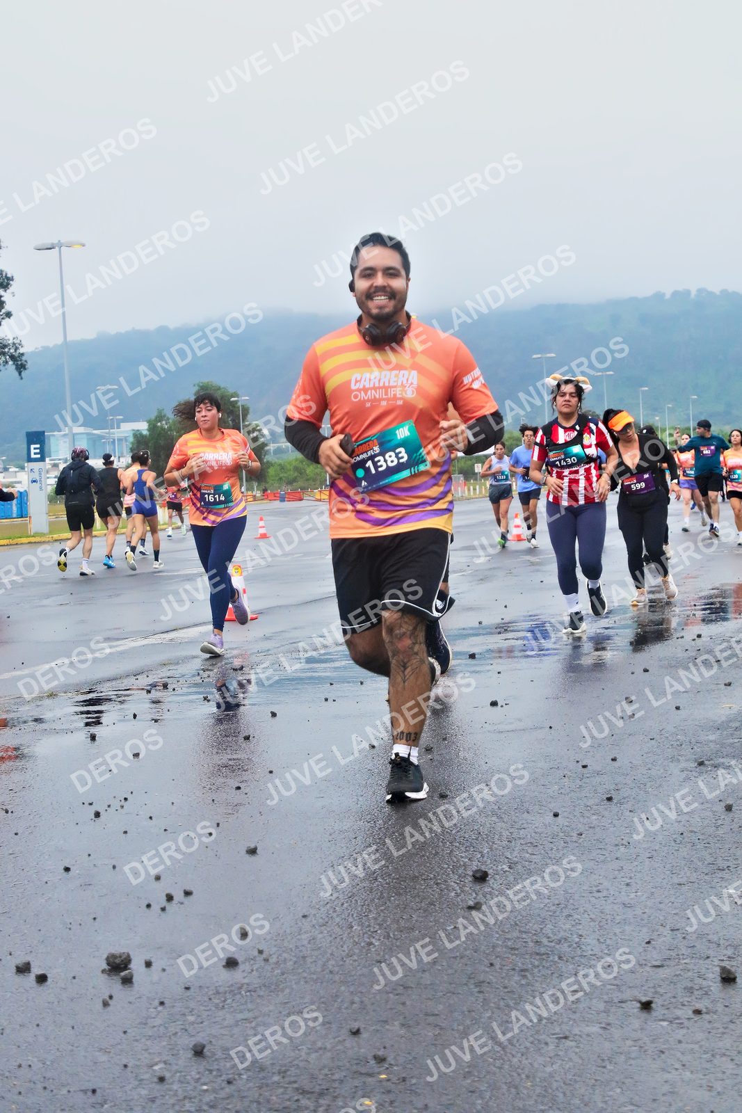 Foto de la CARRERA OMNILIFE GUADALAJARA en Estadio Akron, Zapopan a las 07:42 · dorsal 1383, 1614, 599, 1430
