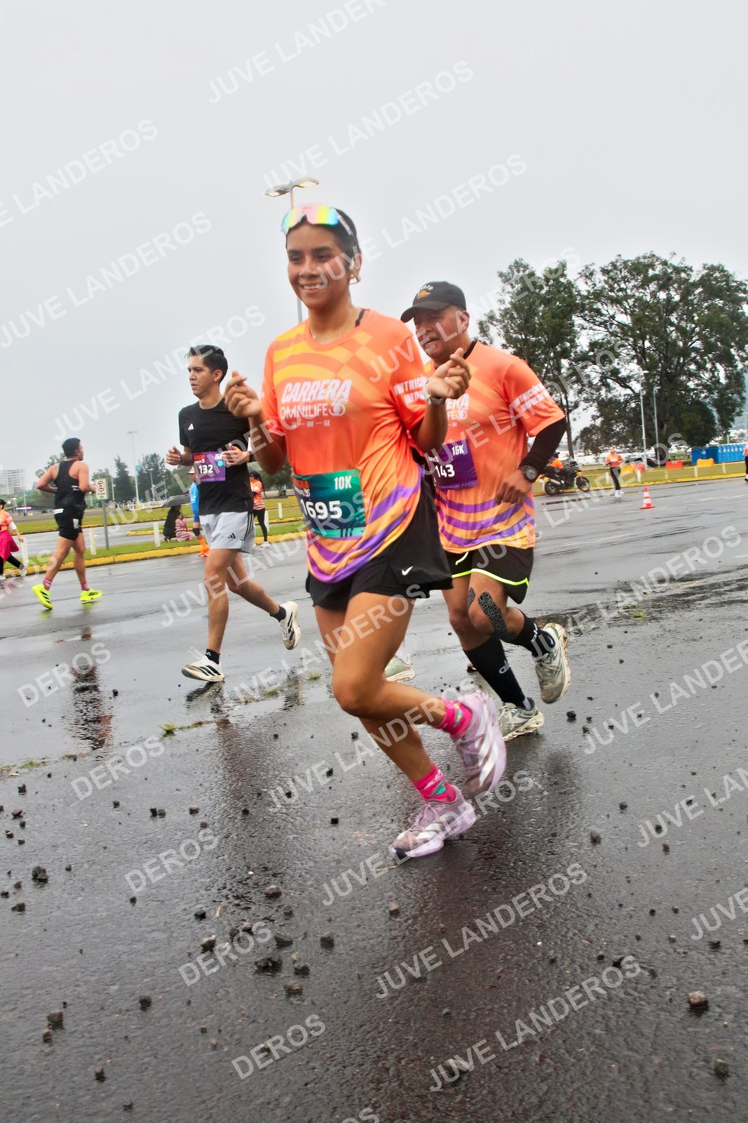Foto de la CARRERA OMNILIFE GUADALAJARA en Estadio Akron, Zapopan a las 07:32 · dorsal 143, 132, 1695