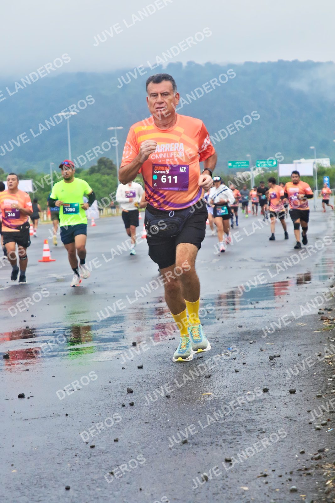 Foto de la CARRERA OMNILIFE GUADALAJARA en Estadio Akron, Zapopan a las 07:38 · dorsal 611, 1090, 245