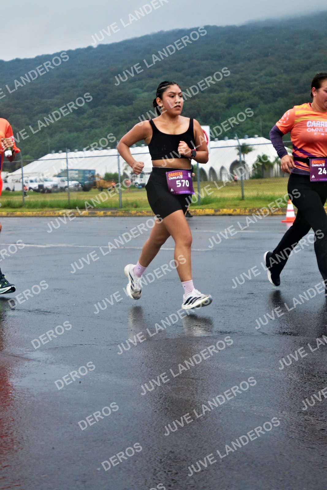 Foto de la CARRERA OMNILIFE GUADALAJARA en Estadio Akron, Zapopan a las 07:54 · dorsal 570, 24