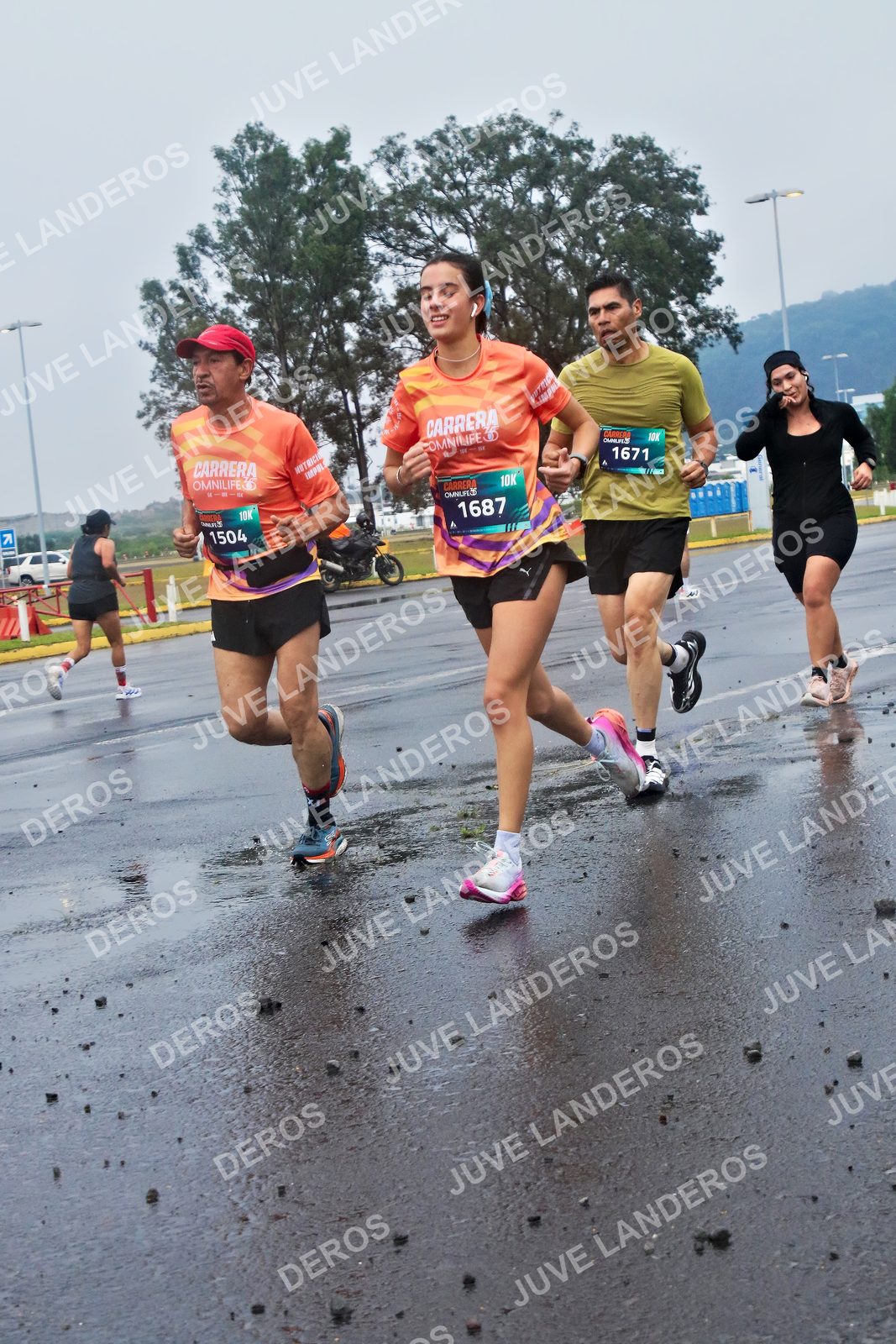 Foto de la CARRERA OMNILIFE GUADALAJARA en Estadio Akron, Zapopan a las 07:38 · dorsal 1671, 1687, 1504