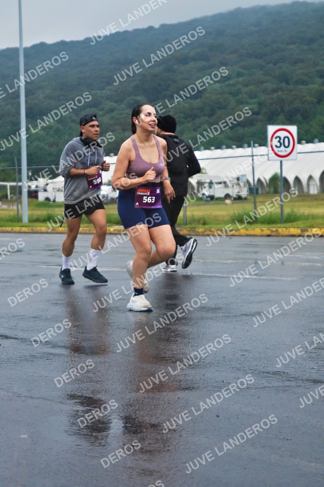 Foto de la CARRERA OMNILIFE GUADALAJARA en Estadio Akron, Zapopan a las 07:59 · dorsal 30, 563, 590