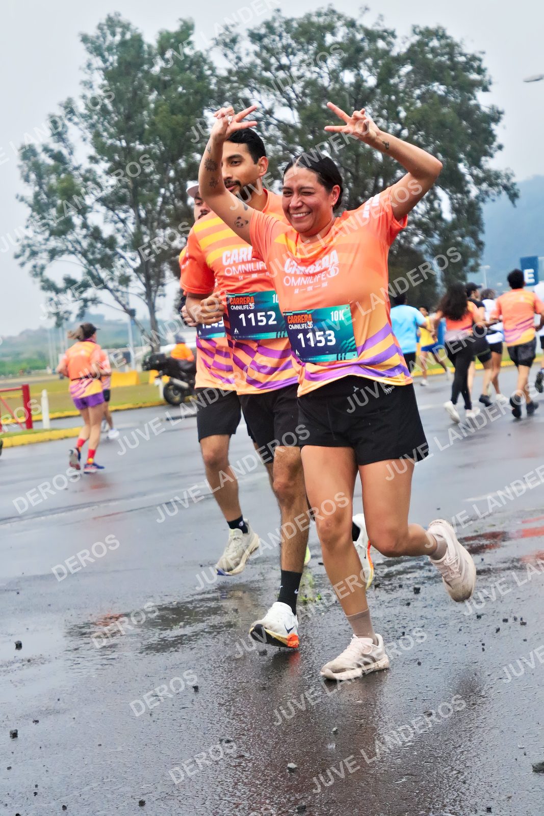 Foto de la CARRERA OMNILIFE GUADALAJARA en Estadio Akron, Zapopan a las 07:44 · dorsal 1153, 1152