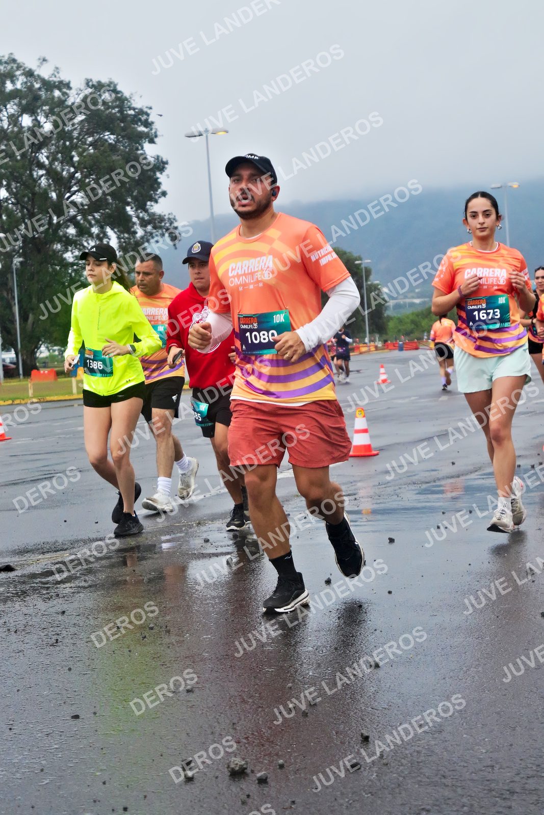 Foto de la CARRERA OMNILIFE GUADALAJARA en Estadio Akron, Zapopan a las 07:46 · dorsal 1080, 1673, 1386, 85
