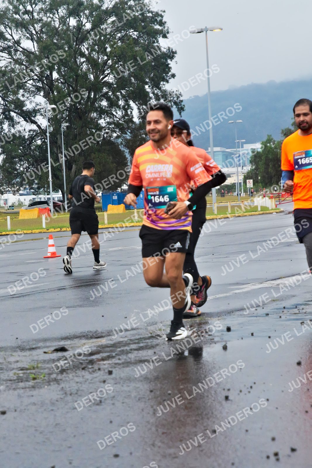 Foto de la CARRERA OMNILIFE GUADALAJARA en Estadio Akron, Zapopan a las 07:45 · dorsal 1646, 1665