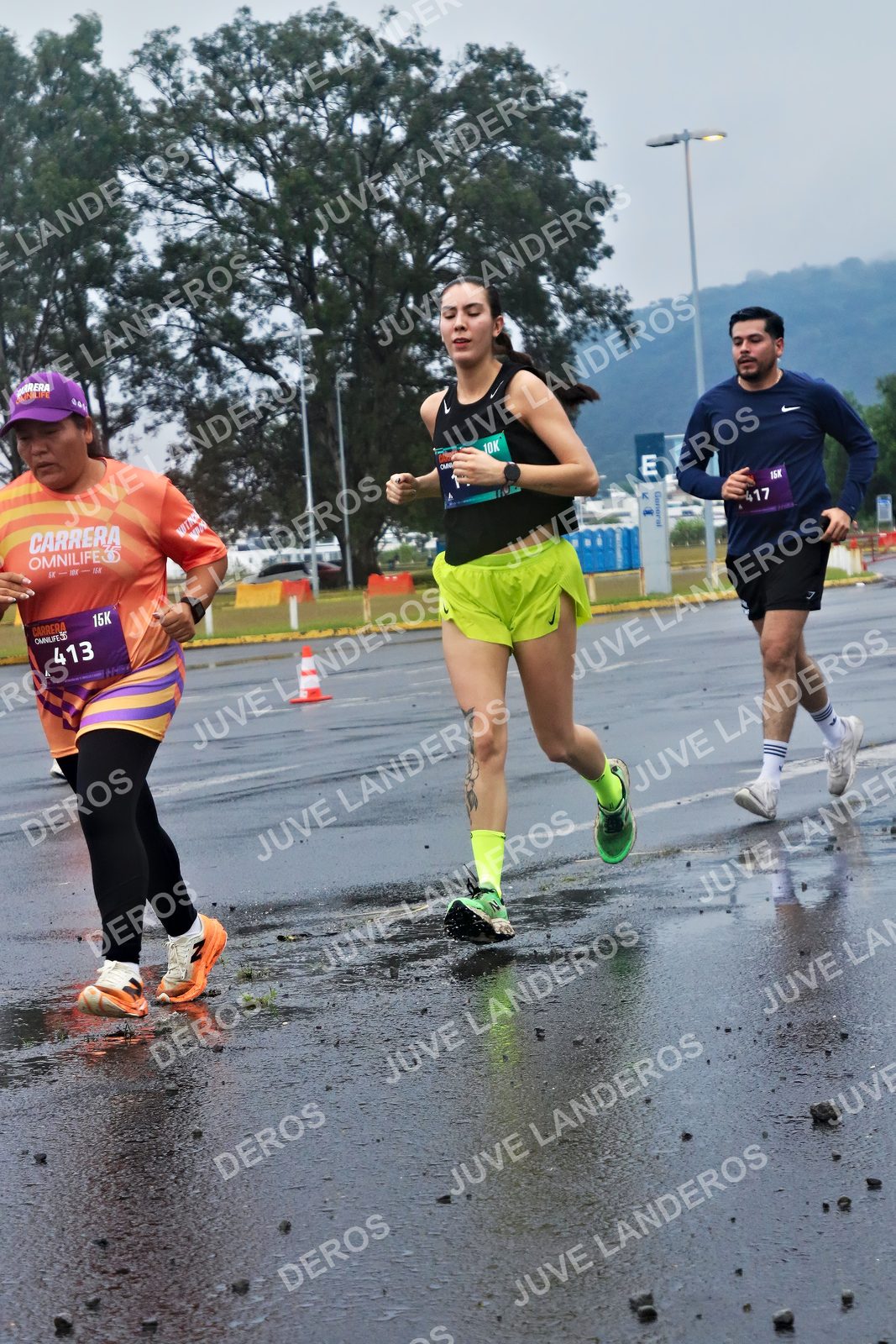 Foto de la CARRERA OMNILIFE GUADALAJARA en Estadio Akron, Zapopan a las 07:36 · dorsal 413, 417