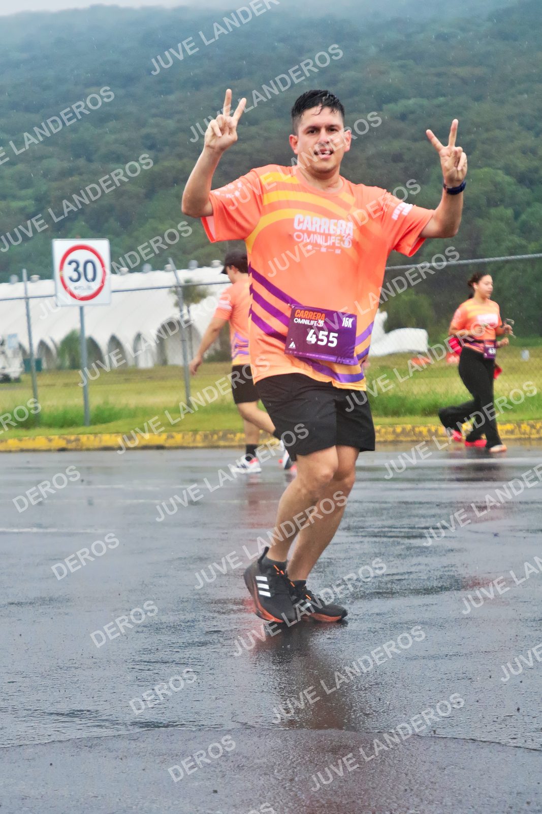 Foto de la CARRERA OMNILIFE GUADALAJARA en Estadio Akron, Zapopan a las 08:02 · dorsal 30, 455