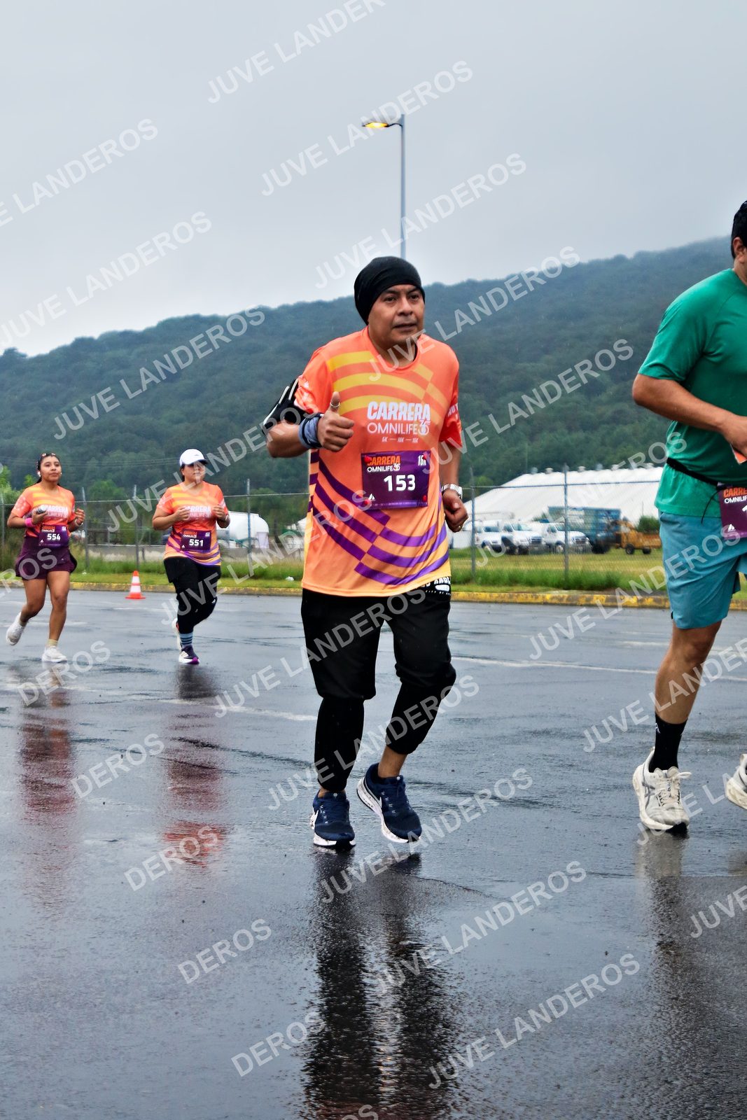 Foto de la CARRERA OMNILIFE GUADALAJARA en Estadio Akron, Zapopan a las 08:12 · dorsal 153, 551, 554
