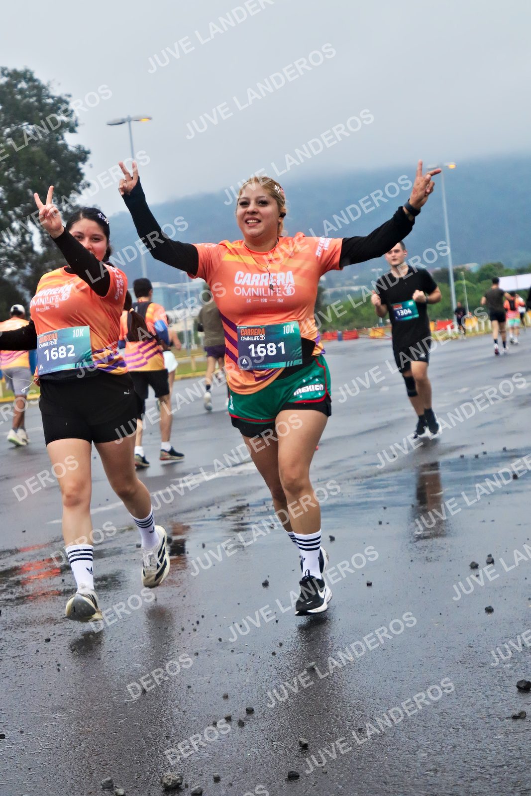 Foto de la CARRERA OMNILIFE GUADALAJARA en Estadio Akron, Zapopan a las 07:45 · dorsal 1681, 1682
