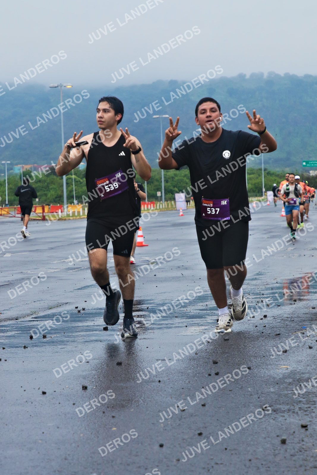 Foto de la CARRERA OMNILIFE GUADALAJARA en Estadio Akron, Zapopan a las 07:35 · dorsal 537, 539