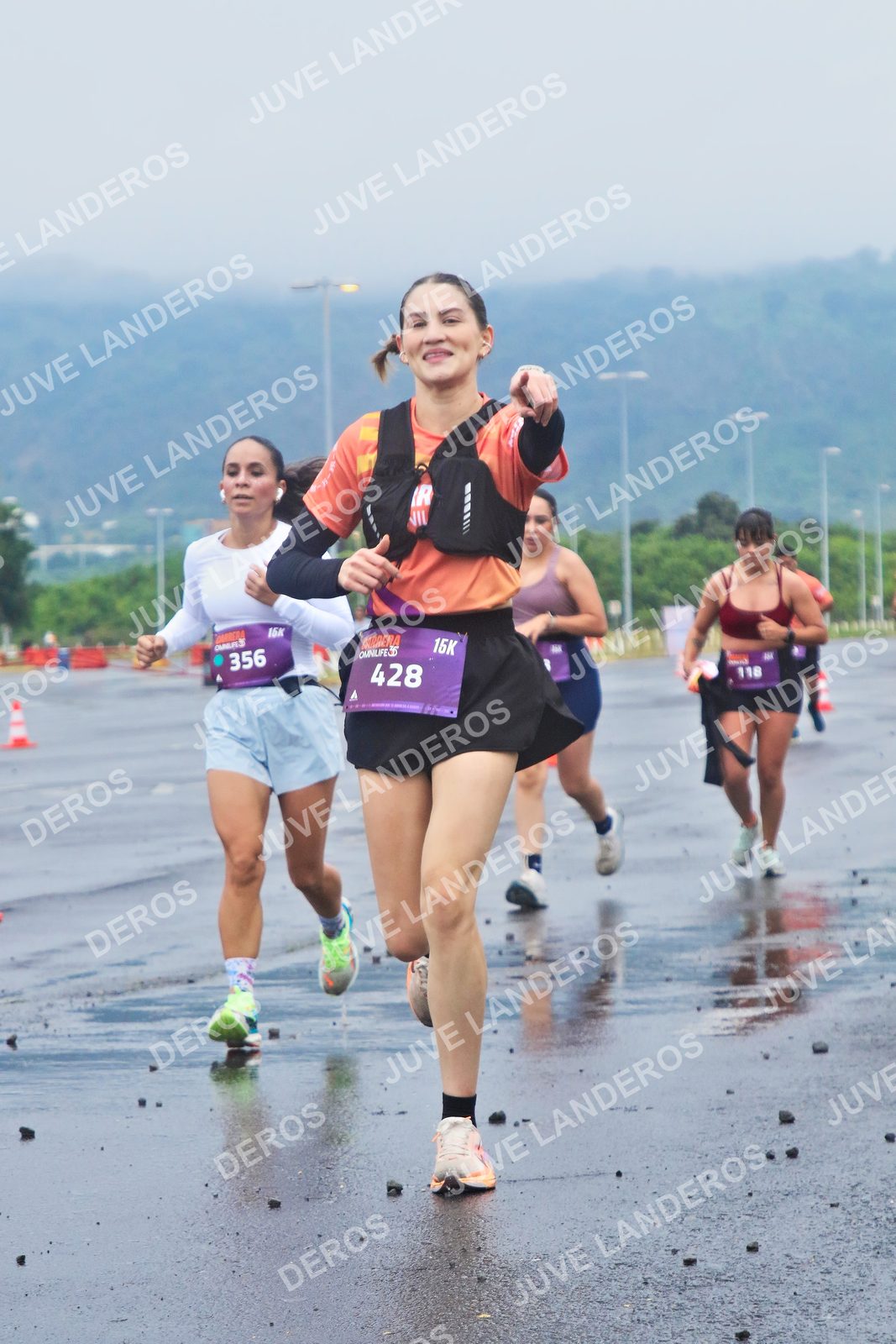 Foto de la CARRERA OMNILIFE GUADALAJARA en Estadio Akron, Zapopan a las 07:35 · dorsal 428, 356, 118