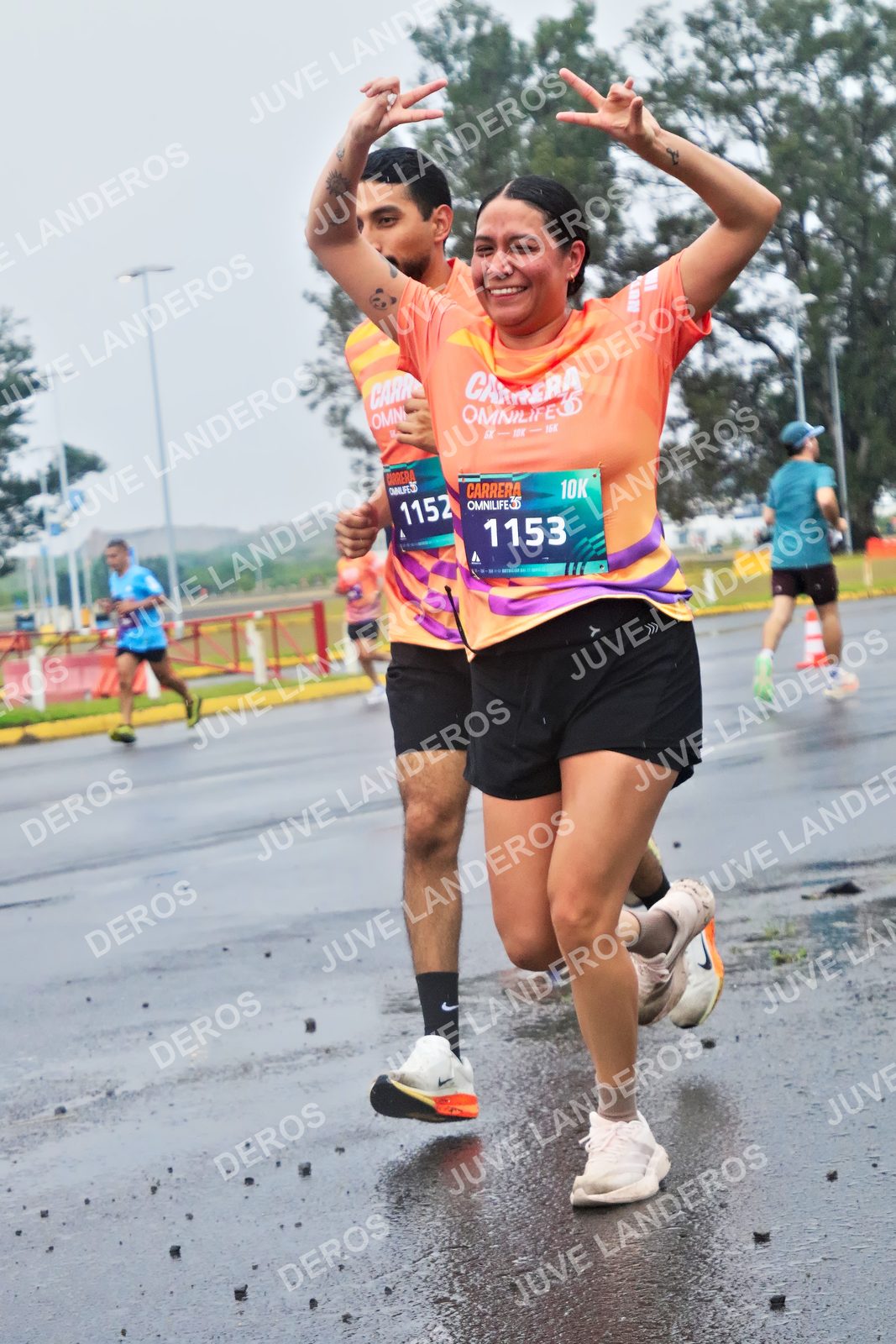 Foto de la CARRERA OMNILIFE GUADALAJARA en Estadio Akron, Zapopan a las 07:44 · dorsal 1153, 1152