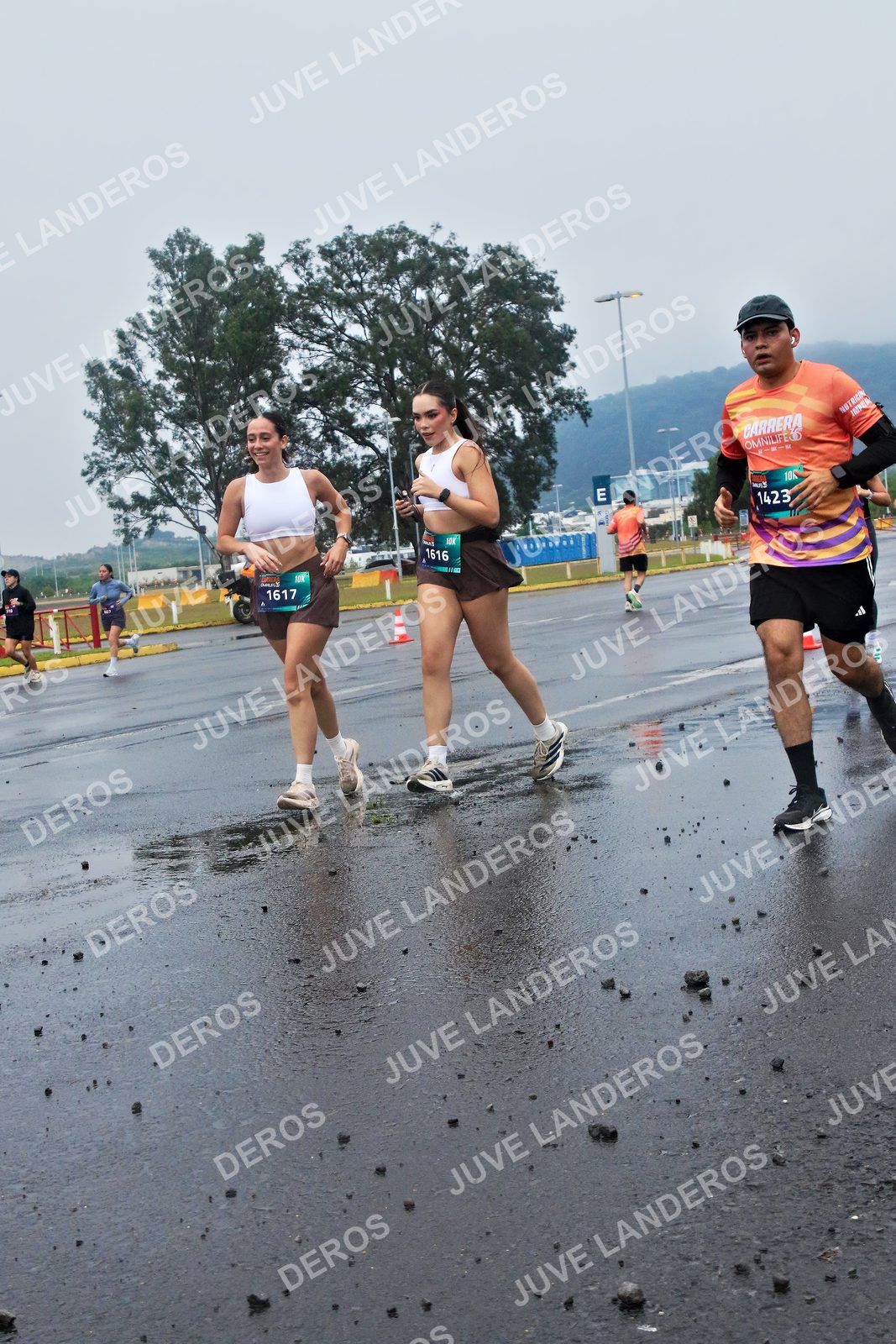 Foto de la CARRERA OMNILIFE GUADALAJARA en Estadio Akron, Zapopan a las 07:43 · dorsal 1617, 1423, 1616