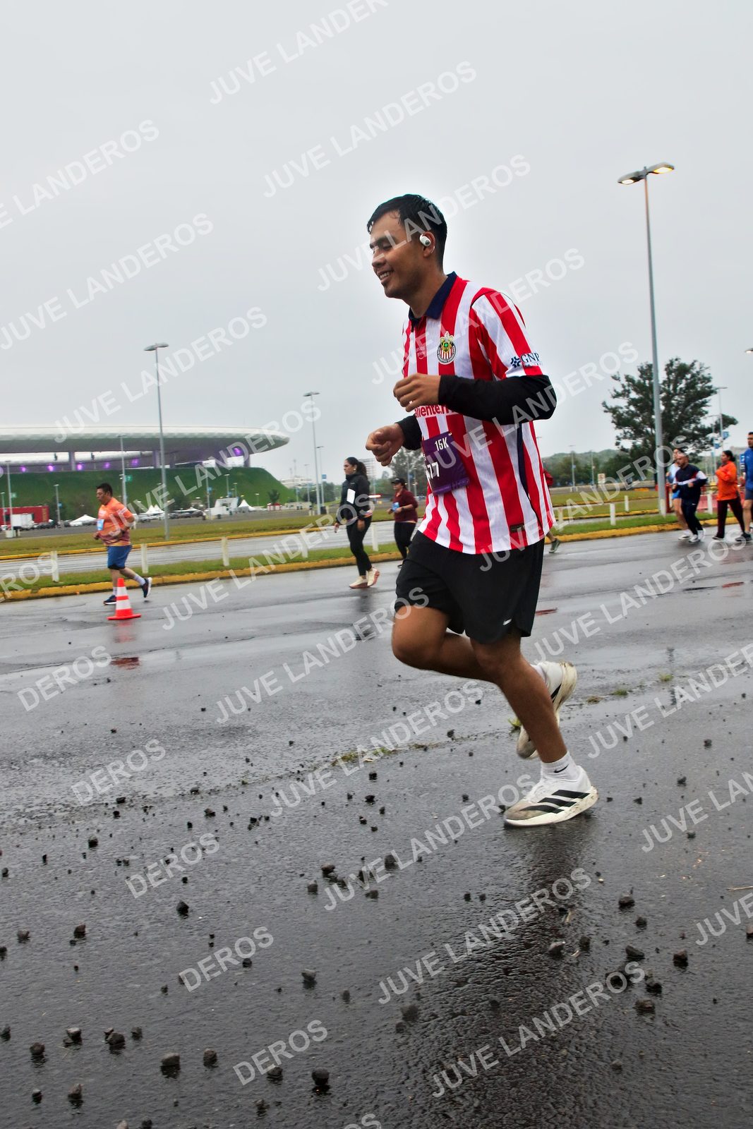 Foto de la CARRERA OMNILIFE GUADALAJARA en Estadio Akron, Zapopan a las 07:29 · dorsal 77