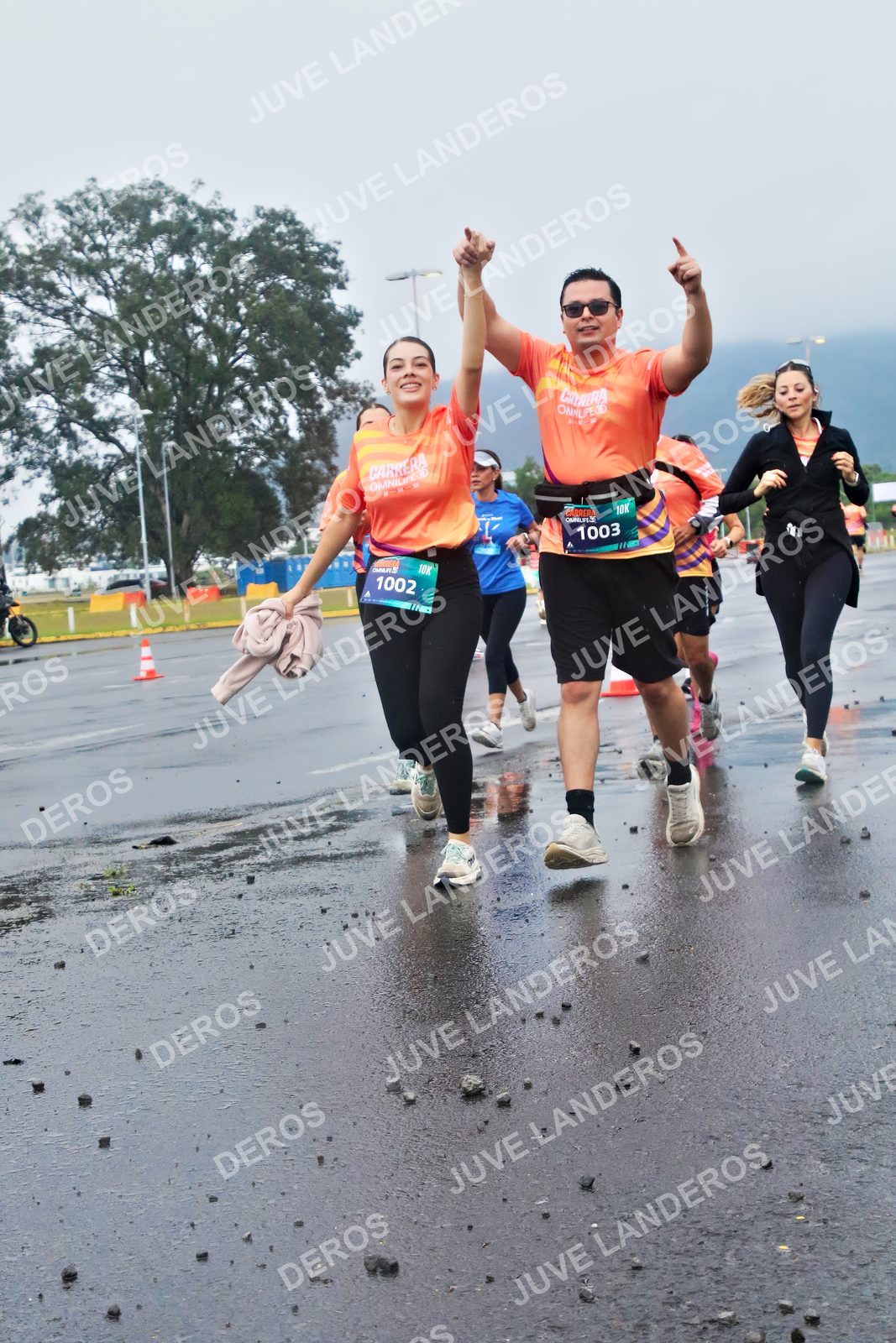 Foto de la CARRERA OMNILIFE GUADALAJARA en Estadio Akron, Zapopan a las 07:45 · dorsal 1002, 1003