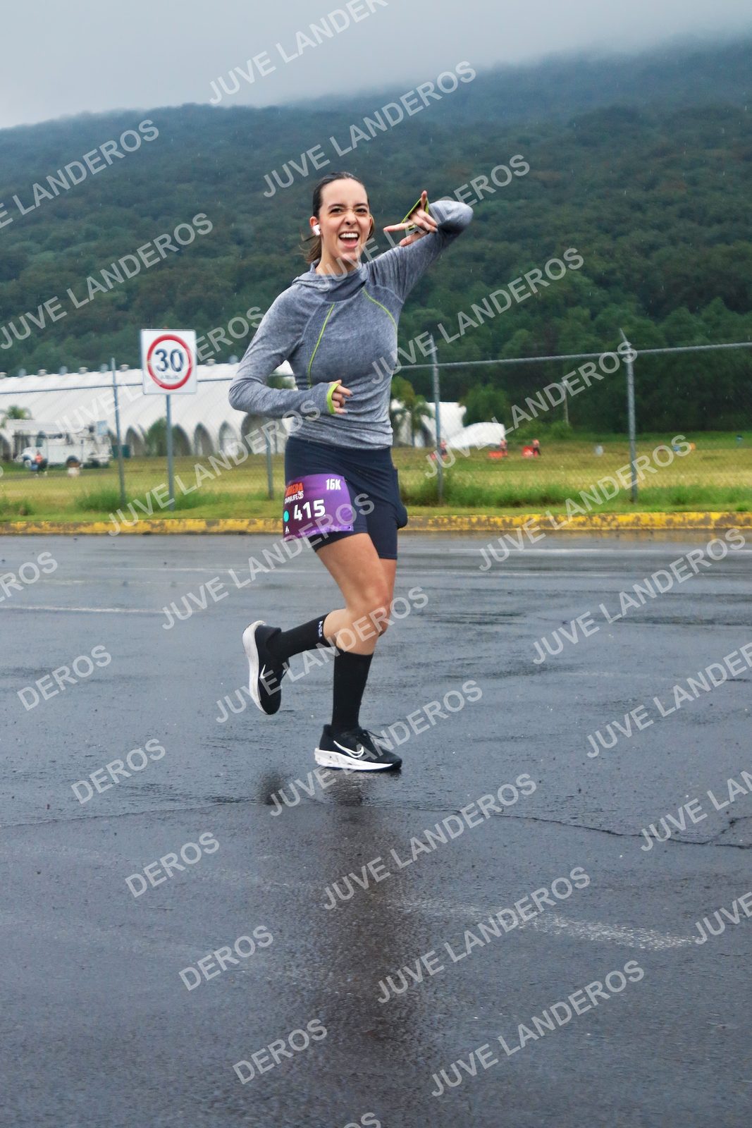 Foto de la CARRERA OMNILIFE GUADALAJARA en Estadio Akron, Zapopan a las 07:57 · dorsal 30, 415