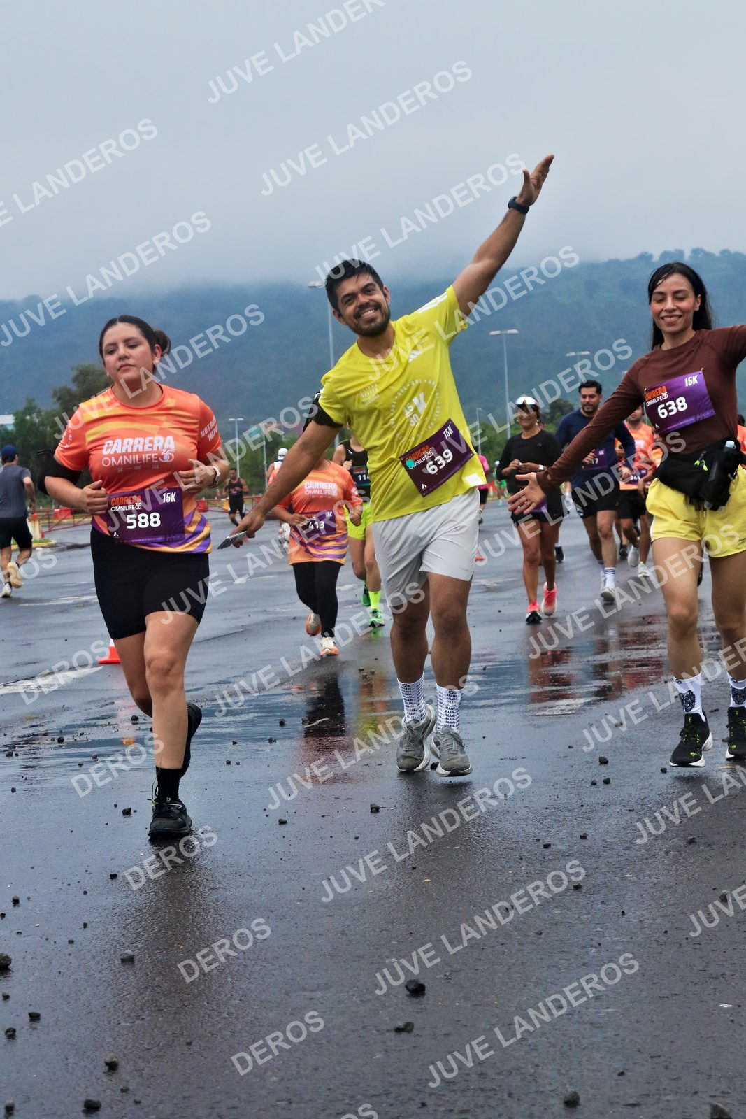 Foto de la CARRERA OMNILIFE GUADALAJARA en Estadio Akron, Zapopan a las 07:36 · dorsal 638, 588, 639, 413