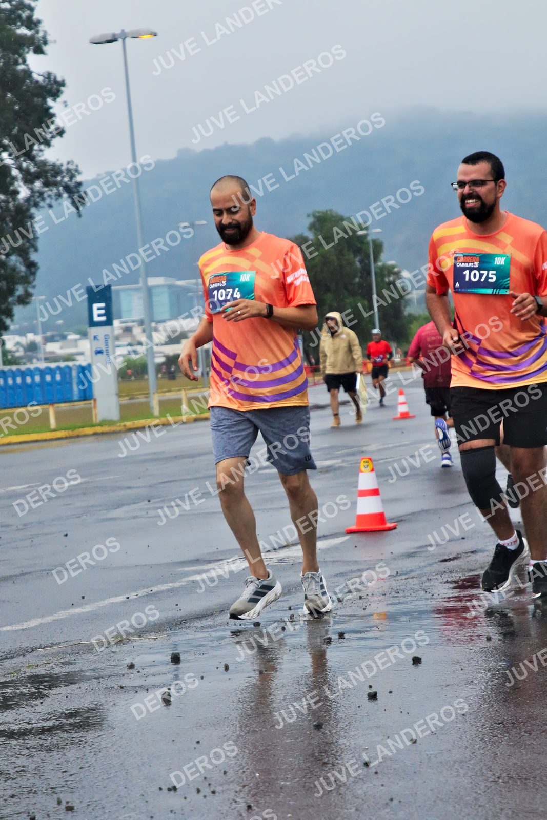 Foto de la CARRERA OMNILIFE GUADALAJARA en Estadio Akron, Zapopan a las 07:48 · dorsal 1075, 1074