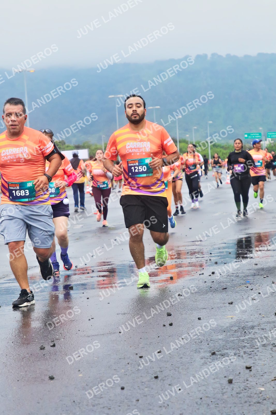 Foto de la CARRERA OMNILIFE GUADALAJARA en Estadio Akron, Zapopan a las 07:43 · dorsal 1683, 1250, 1640, 776