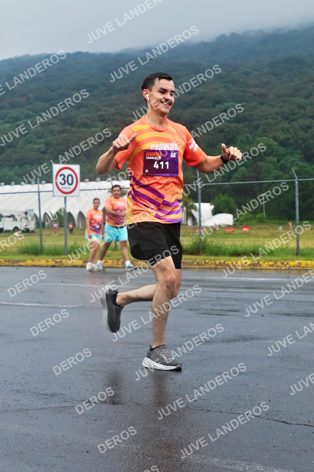 Foto de la CARRERA OMNILIFE GUADALAJARA en Estadio Akron, Zapopan a las 07:52 · dorsal 30, 411