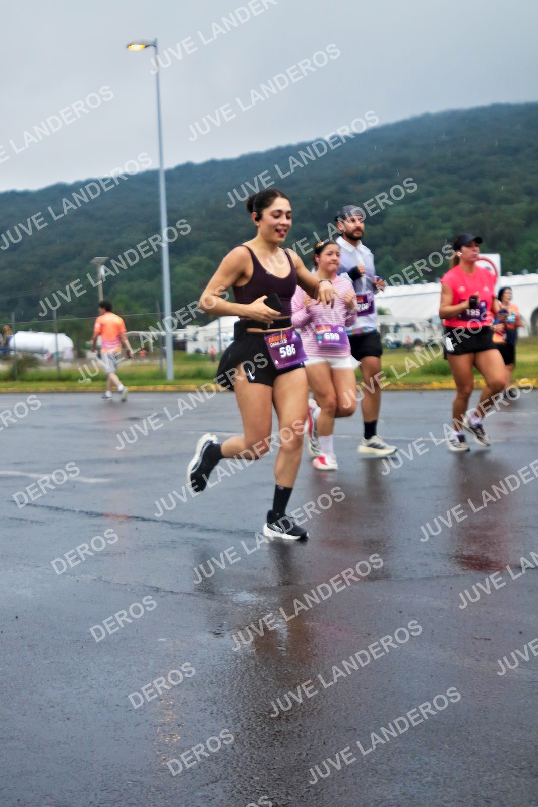 Foto de la CARRERA OMNILIFE GUADALAJARA en Estadio Akron, Zapopan a las 07:53 · dorsal 195, 586, 699, 708