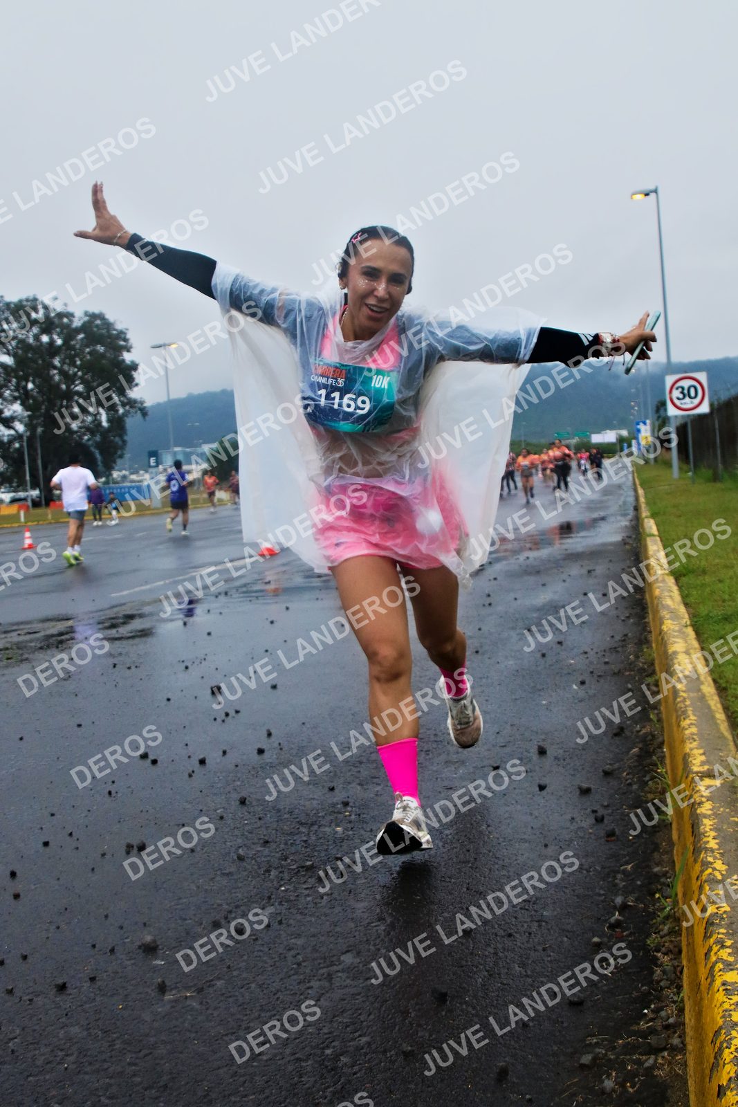 Foto de la CARRERA OMNILIFE GUADALAJARA en Estadio Akron, Zapopan a las 07:41 · dorsal 30, 1169