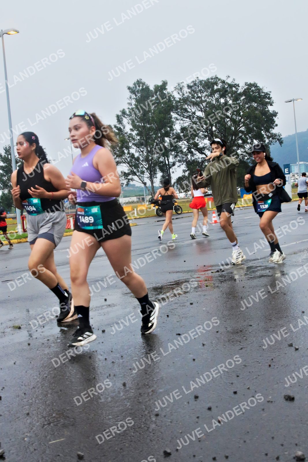 Foto de la CARRERA OMNILIFE GUADALAJARA en Estadio Akron, Zapopan a las 07:43 · dorsal 1489, 1528, 1494