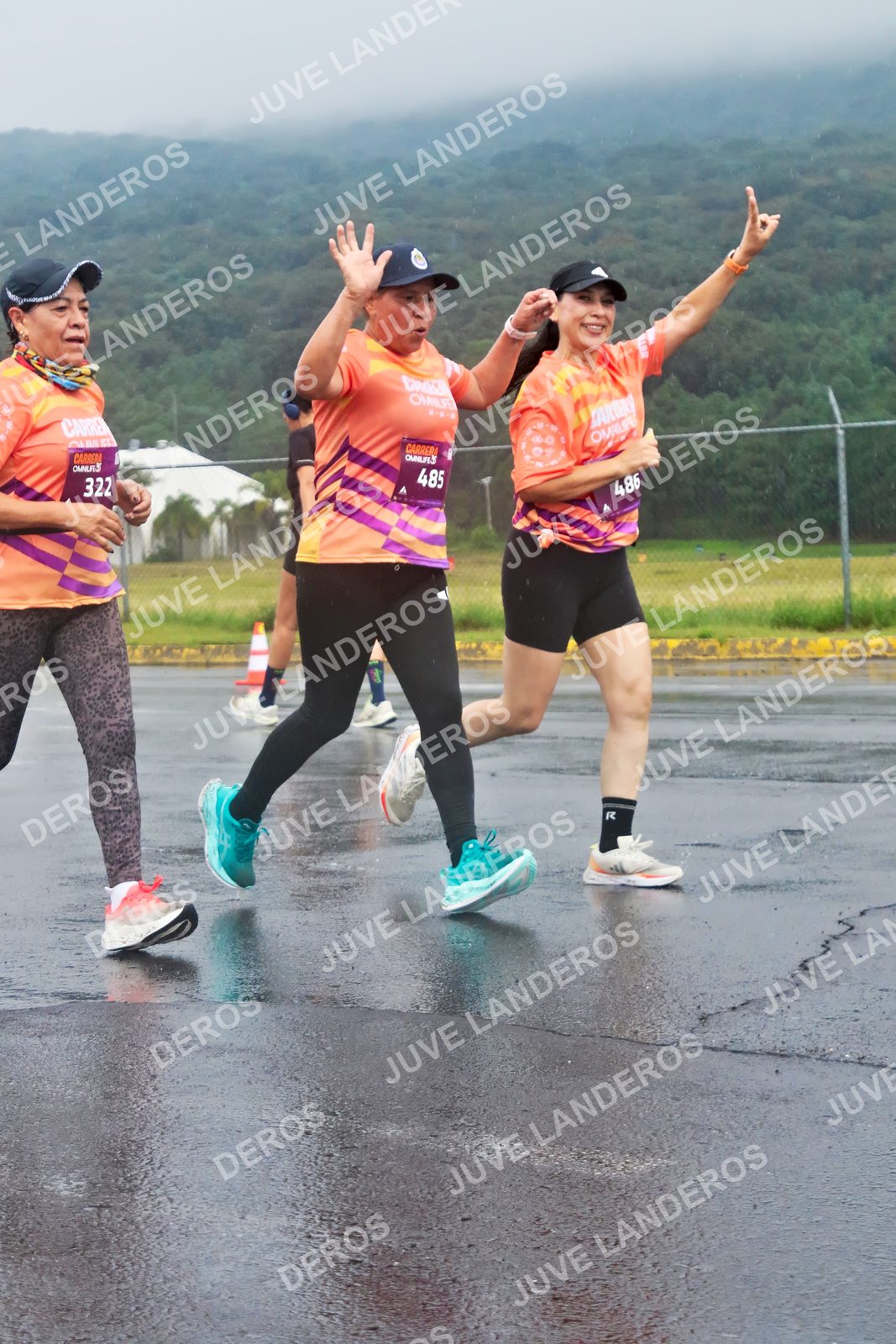 Foto de la CARRERA OMNILIFE GUADALAJARA en Estadio Akron, Zapopan a las 08:02 · dorsal 322, 485, 486