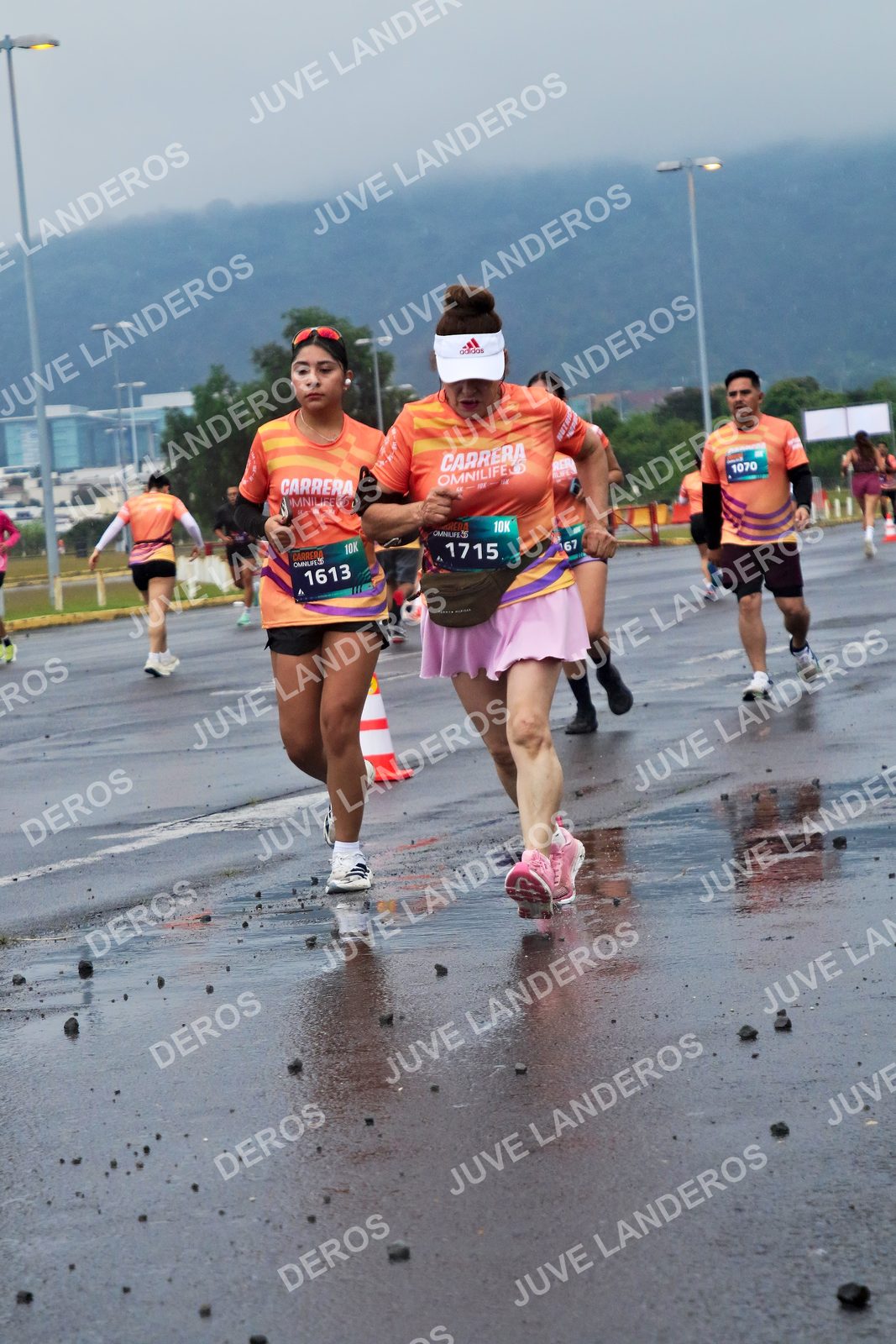 Foto de la CARRERA OMNILIFE GUADALAJARA en Estadio Akron, Zapopan a las 07:46 · dorsal 1613, 1715, 1070