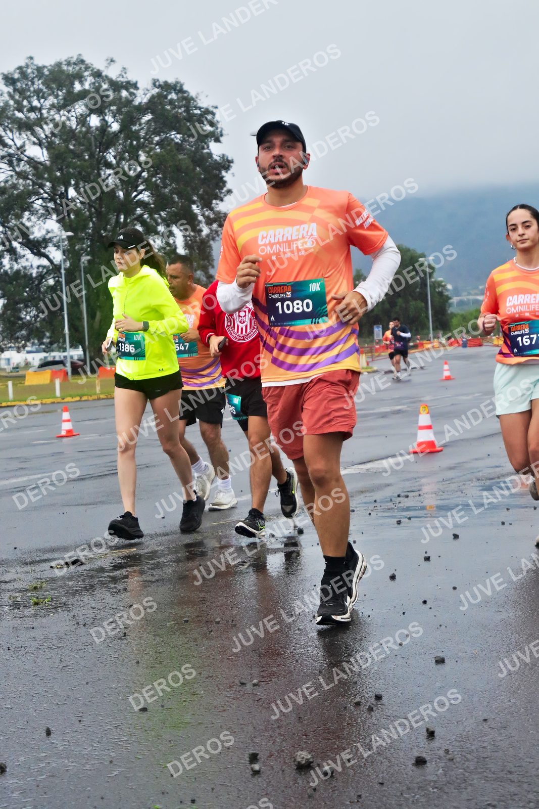 Foto de la CARRERA OMNILIFE GUADALAJARA en Estadio Akron, Zapopan a las 07:46 · dorsal 1080, 1386, 167, 547