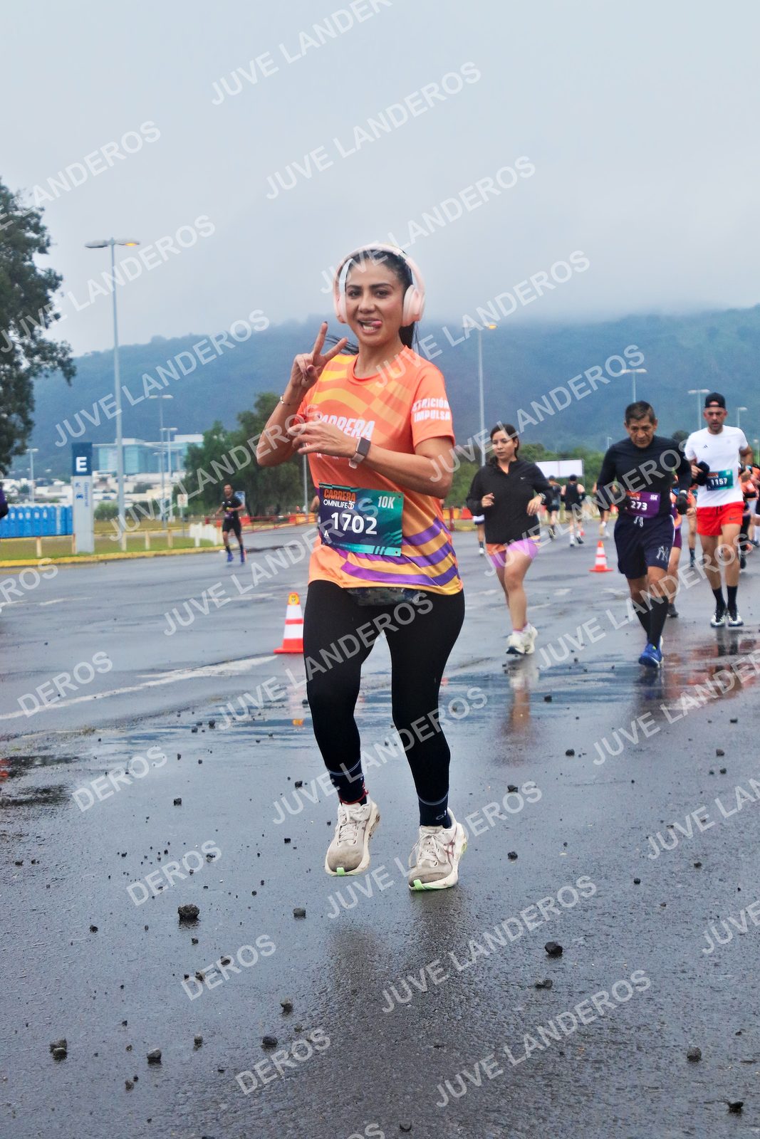 Foto de la CARRERA OMNILIFE GUADALAJARA en Estadio Akron, Zapopan a las 07:38 · dorsal 1702, 273, 1157