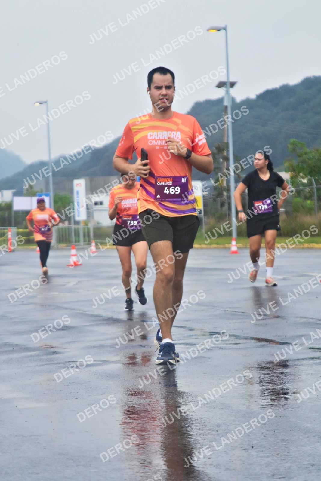 Foto de la CARRERA OMNILIFE GUADALAJARA en Estadio Akron, Zapopan a las 08:01 · dorsal 469, 739, 135