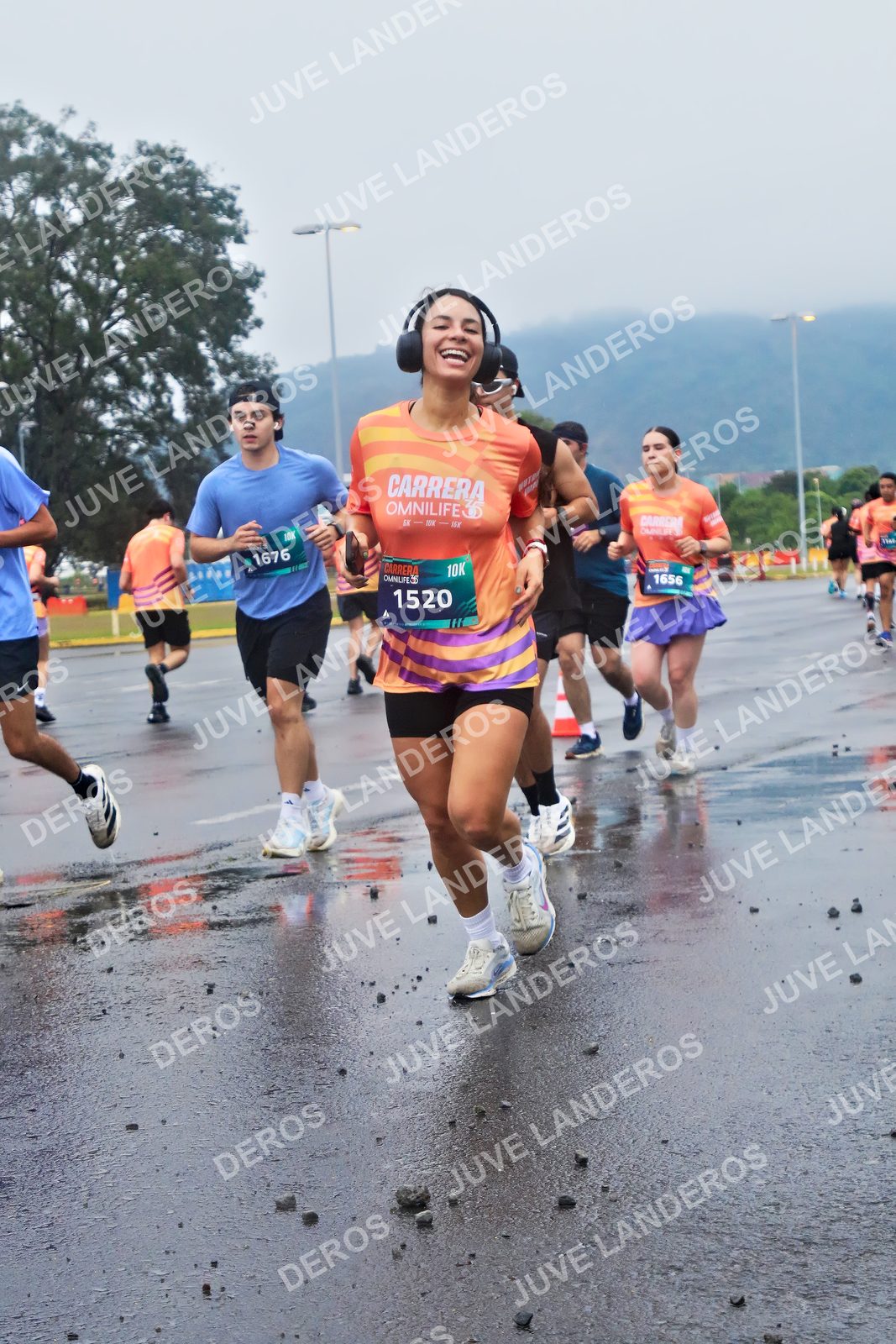 Foto de la CARRERA OMNILIFE GUADALAJARA en Estadio Akron, Zapopan a las 07:42 · dorsal 1520, 1656, 1676