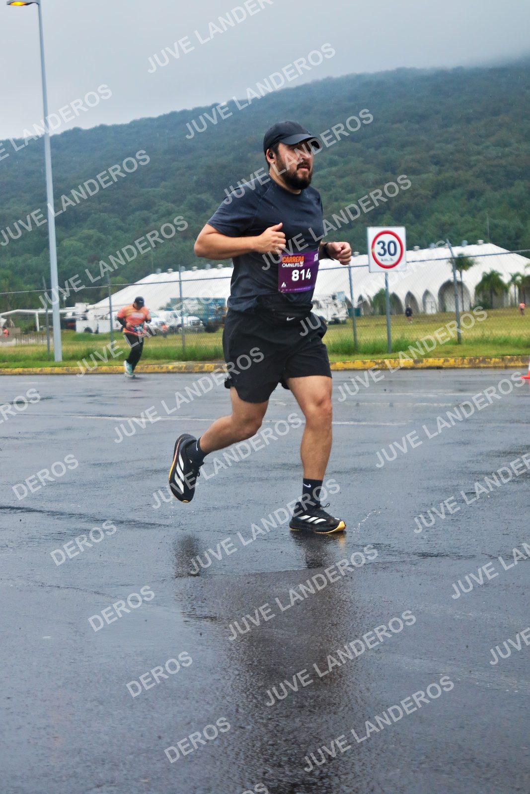 Foto de la CARRERA OMNILIFE GUADALAJARA en Estadio Akron, Zapopan a las 07:58 · dorsal 30, 814