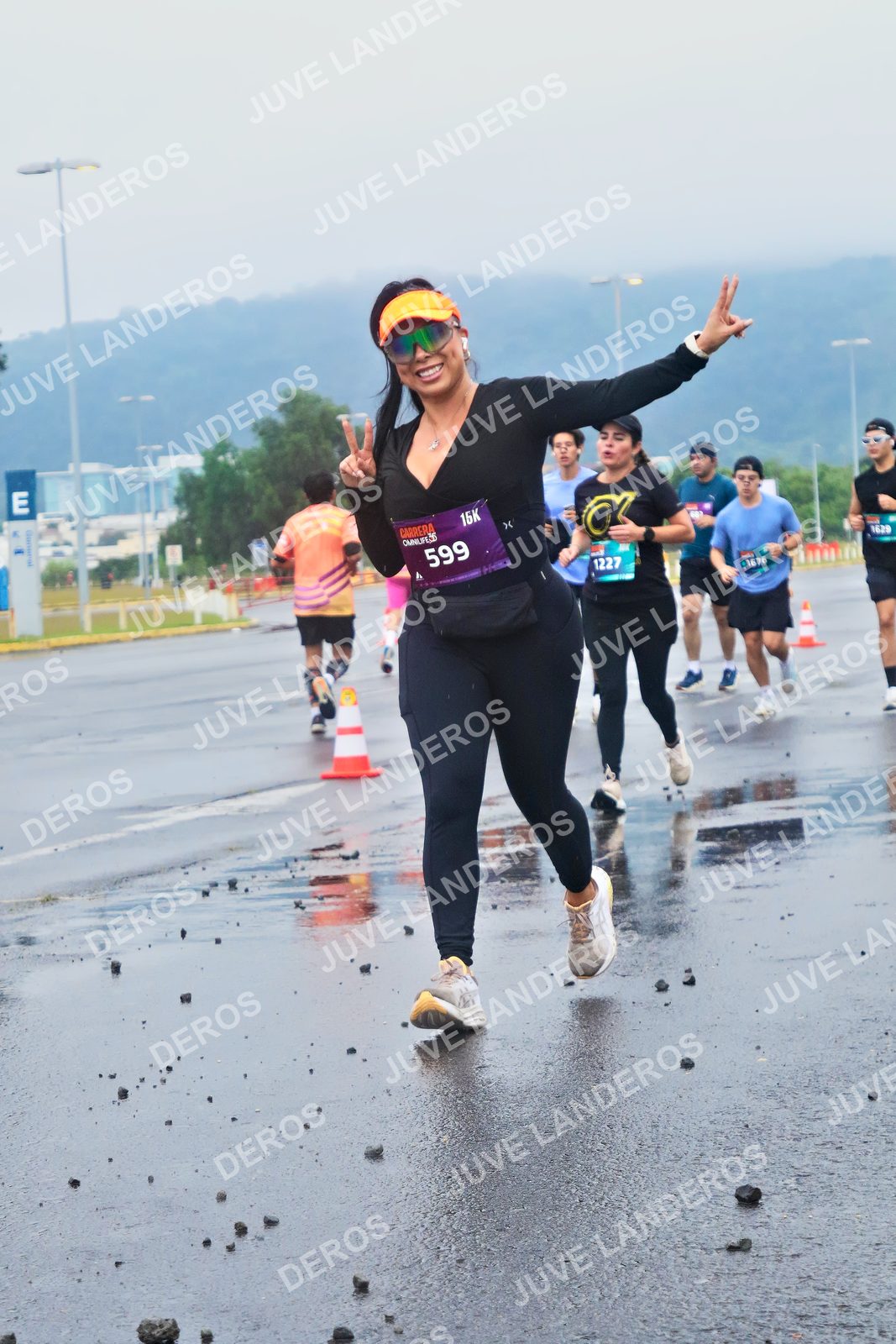 Foto de la CARRERA OMNILIFE GUADALAJARA en Estadio Akron, Zapopan a las 07:42 · dorsal 599, 1227, 1629, 1676
