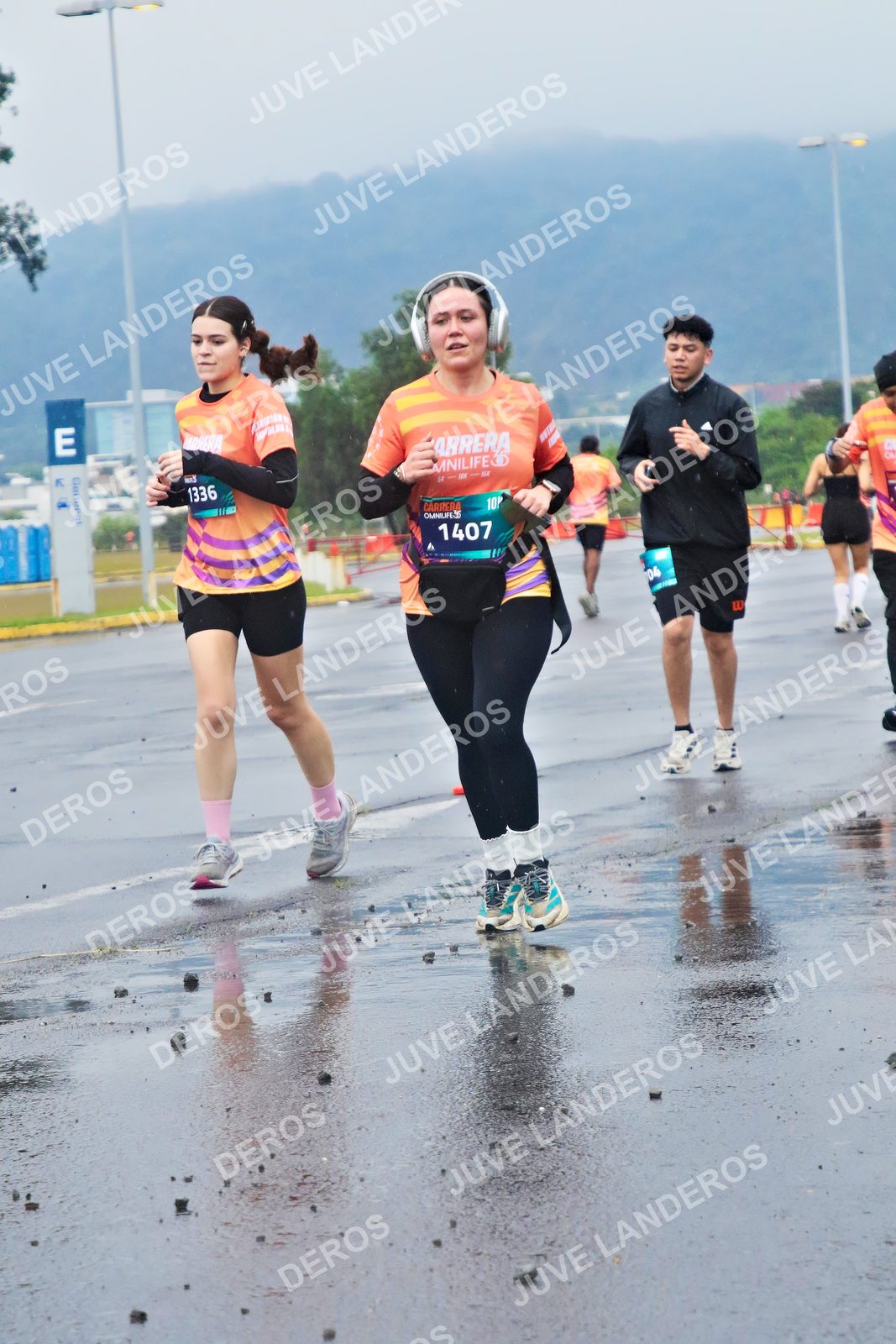 Foto de la CARRERA OMNILIFE GUADALAJARA en Estadio Akron, Zapopan a las 07:44 · dorsal 1407, 1336, 10