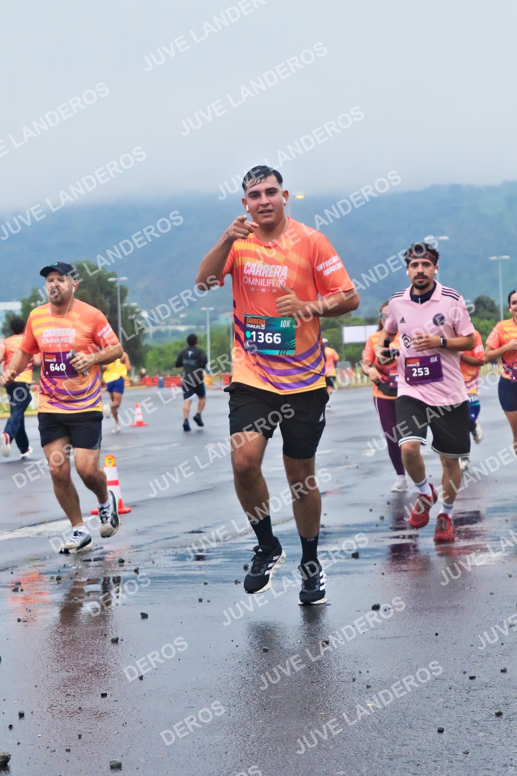 Foto de la CARRERA OMNILIFE GUADALAJARA en Estadio Akron, Zapopan a las 07:36 · dorsal 1366, 640, 253
