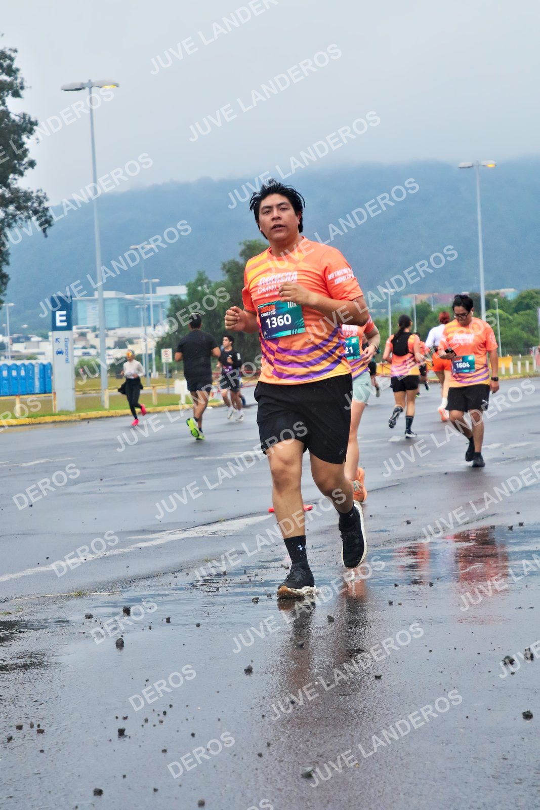 Foto de la CARRERA OMNILIFE GUADALAJARA en Estadio Akron, Zapopan a las 07:45 · dorsal 1360, 1604, 21