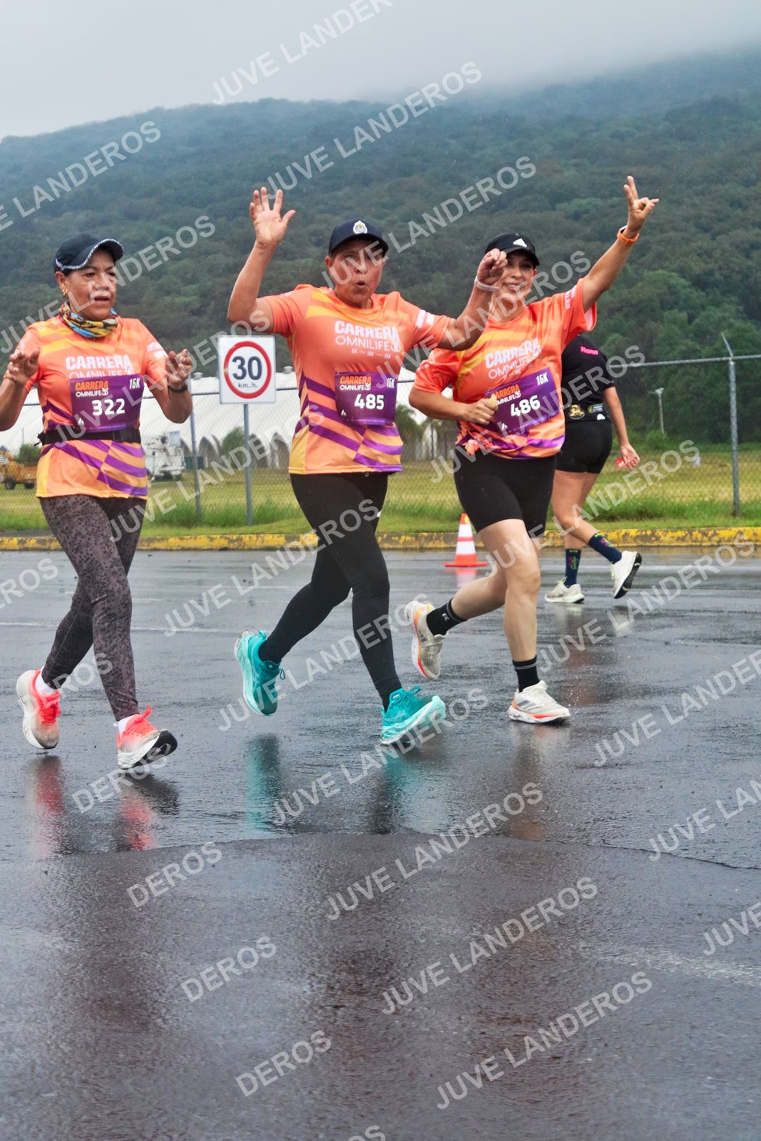 Foto de la CARRERA OMNILIFE GUADALAJARA en Estadio Akron, Zapopan a las 08:02 · dorsal 30, 485, 322, 486