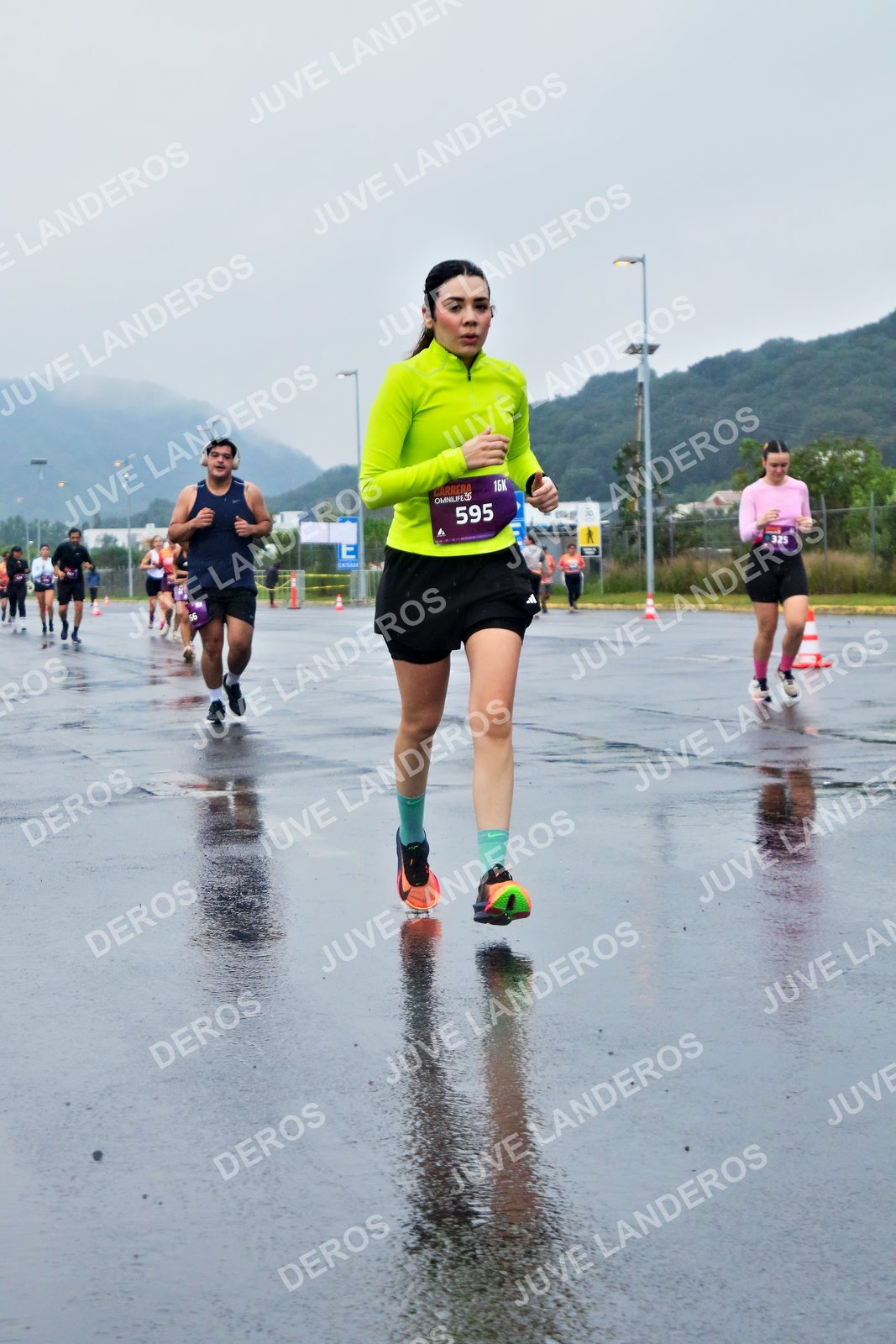 Foto de la CARRERA OMNILIFE GUADALAJARA en Estadio Akron, Zapopan a las 08:04 · dorsal 595, 325