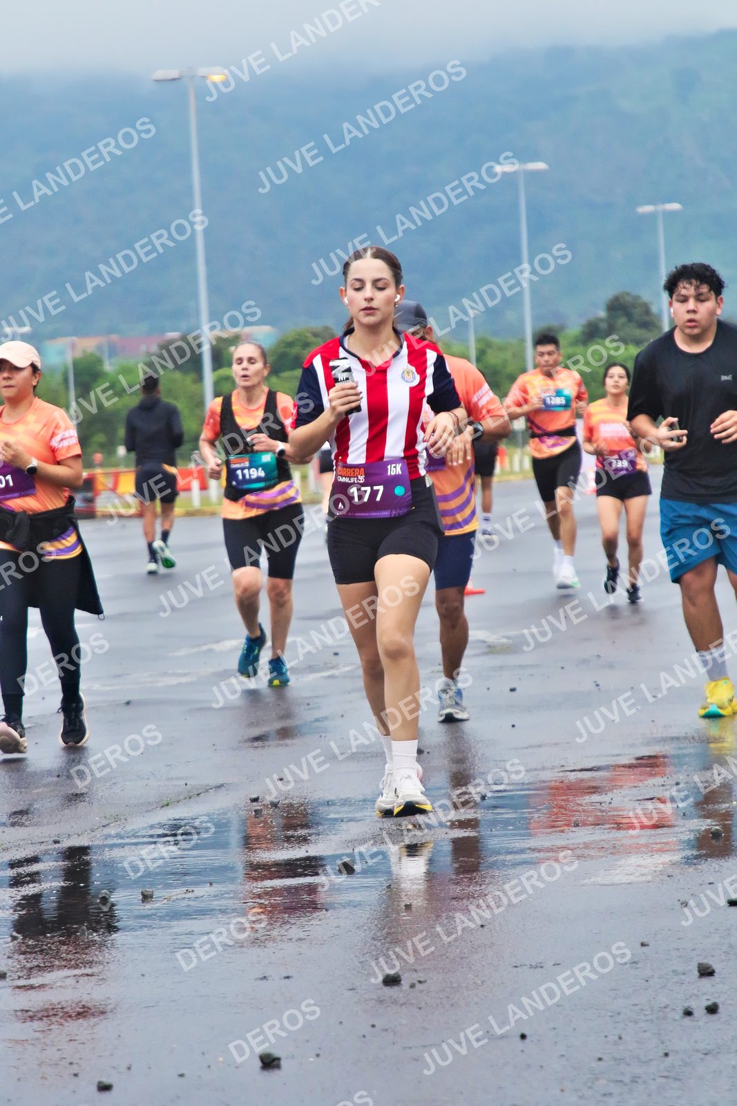 Foto de la CARRERA OMNILIFE GUADALAJARA en Estadio Akron, Zapopan a las 07:37 · dorsal 177, 1194, 1285