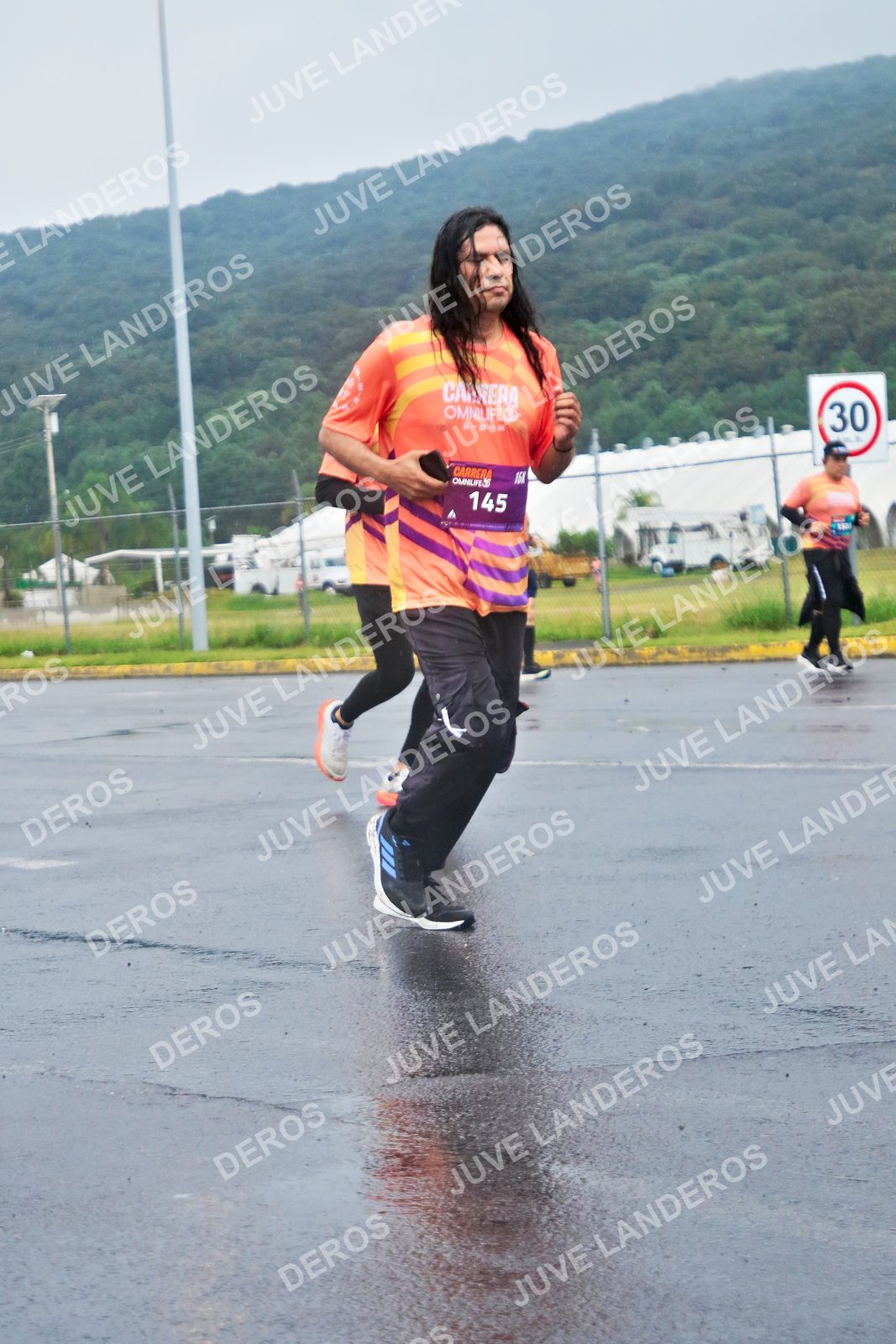 Foto de la CARRERA OMNILIFE GUADALAJARA en Estadio Akron, Zapopan a las 07:53 · dorsal 30, 145