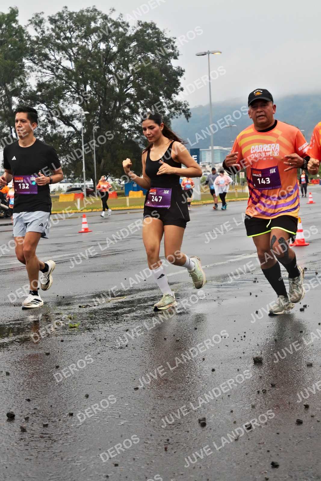 Foto de la CARRERA OMNILIFE GUADALAJARA en Estadio Akron, Zapopan a las 07:32 · dorsal 247, 132, 143