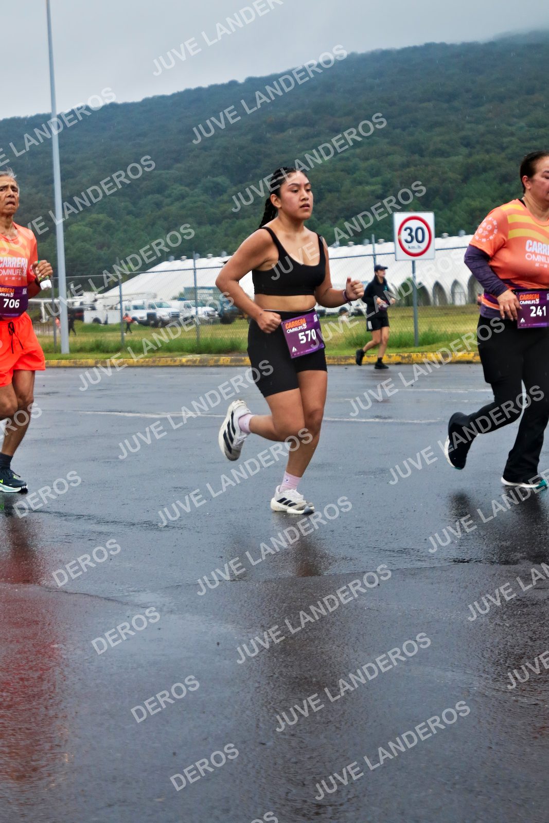 Foto de la CARRERA OMNILIFE GUADALAJARA en Estadio Akron, Zapopan a las 07:54 · dorsal 30, 706, 241, 570