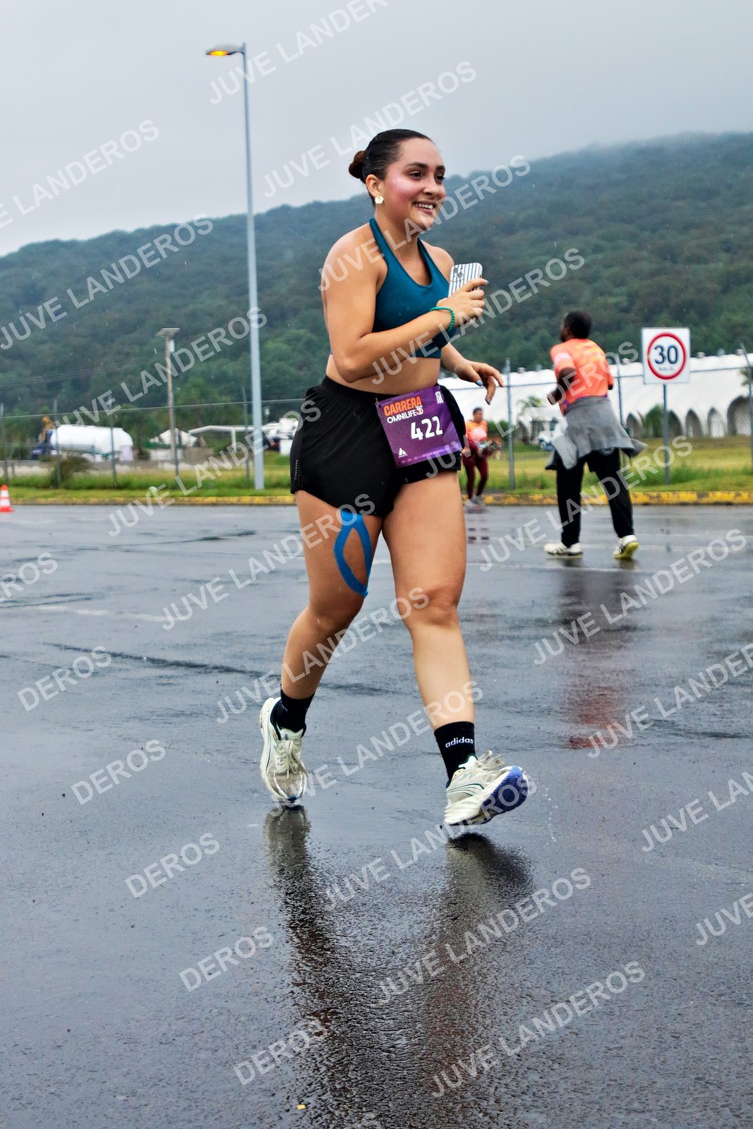 Foto de la CARRERA OMNILIFE GUADALAJARA en Estadio Akron, Zapopan a las 08:06 · dorsal 30, 422