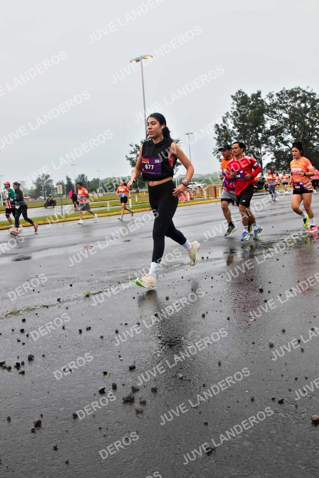 Foto de la CARRERA OMNILIFE GUADALAJARA en Estadio Akron, Zapopan a las 07:29 · dorsal 677, 198, 680