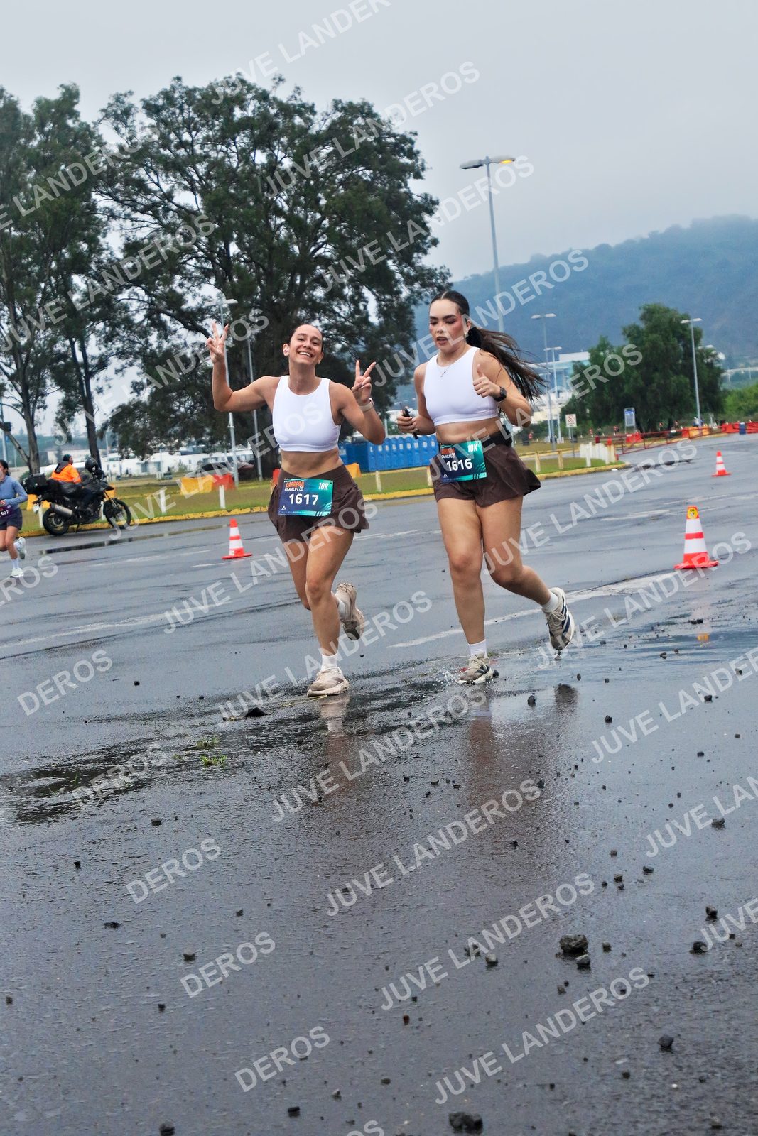 Foto de la CARRERA OMNILIFE GUADALAJARA en Estadio Akron, Zapopan a las 07:43 · dorsal 1616, 1617